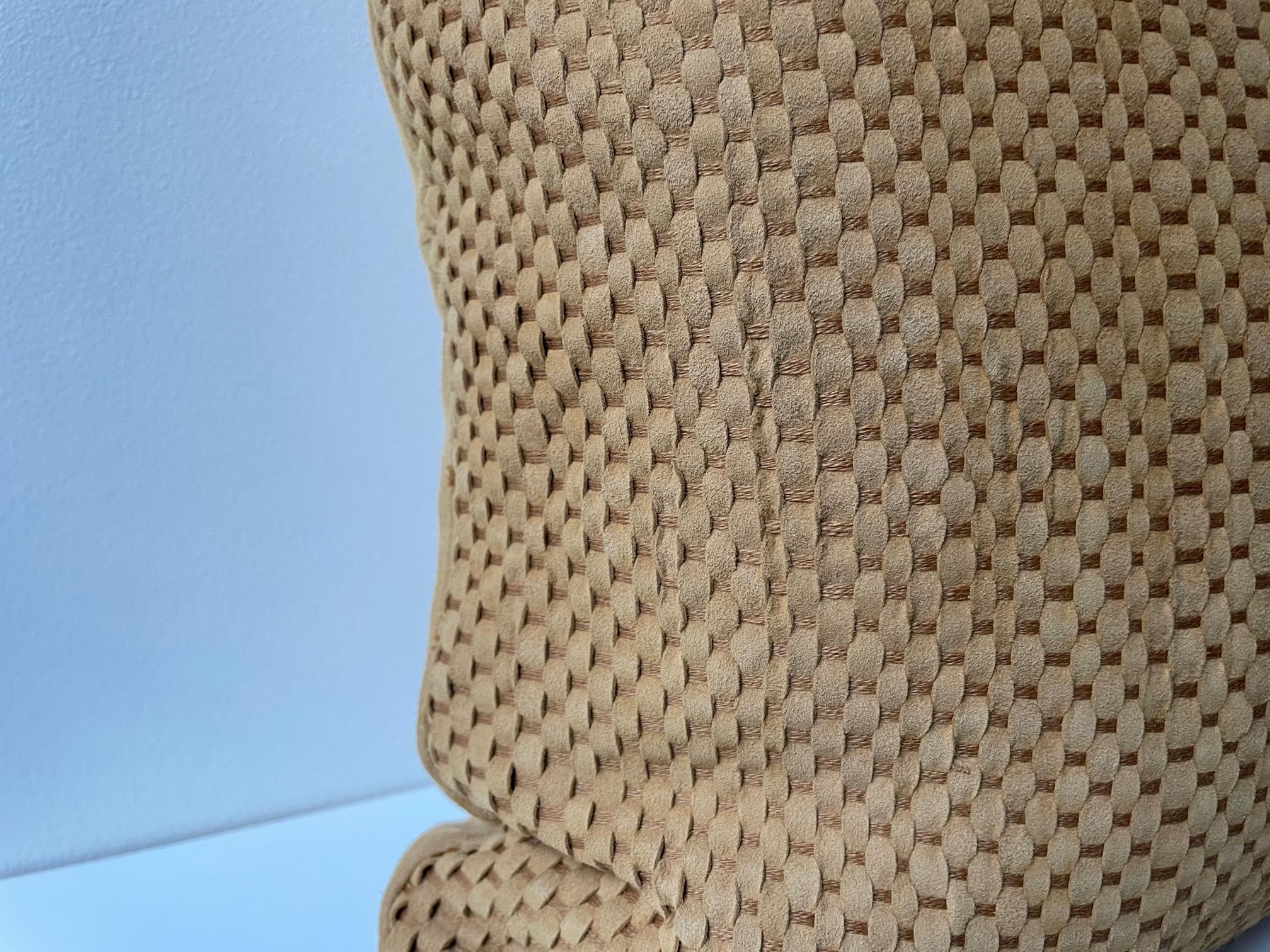 Moderne Paire de coussins en daim tissés à la main de forme carrée couleur gingembre en vente