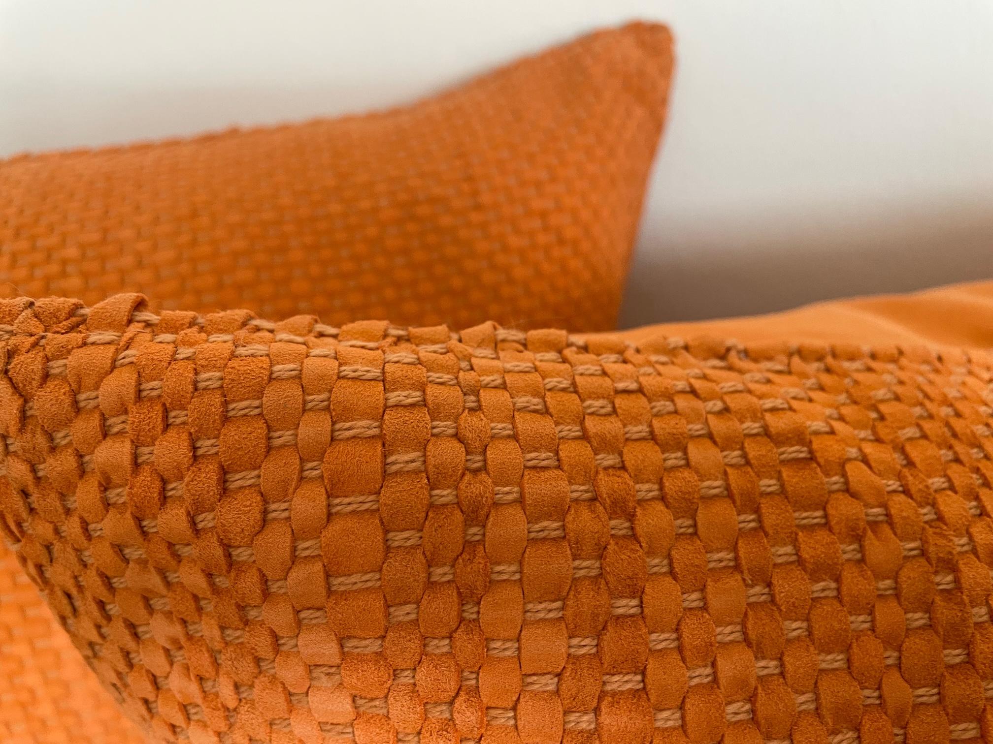 Ce coussin en daim tissé à la main de couleur Mandarine apportera de la couleur à votre intérieur. Les coussins sont fabriqués à la main en Allemagne avec du cuir suédé provenant d'Italie et teinté selon nos spécifications.
Le panneau arrière des