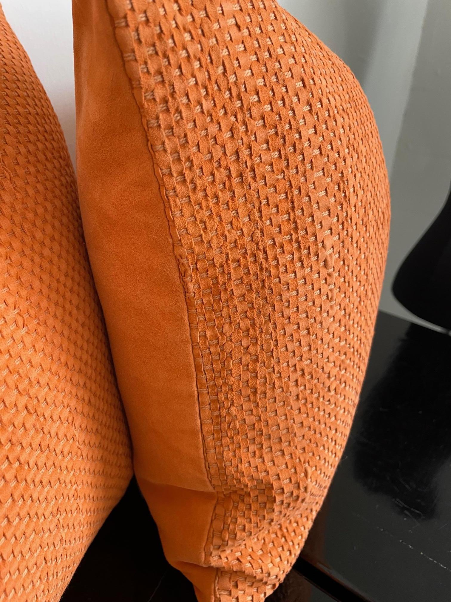 Moderne Paire de coussins en daim tissés à la main Couleur Mandarine Forme carrée en vente