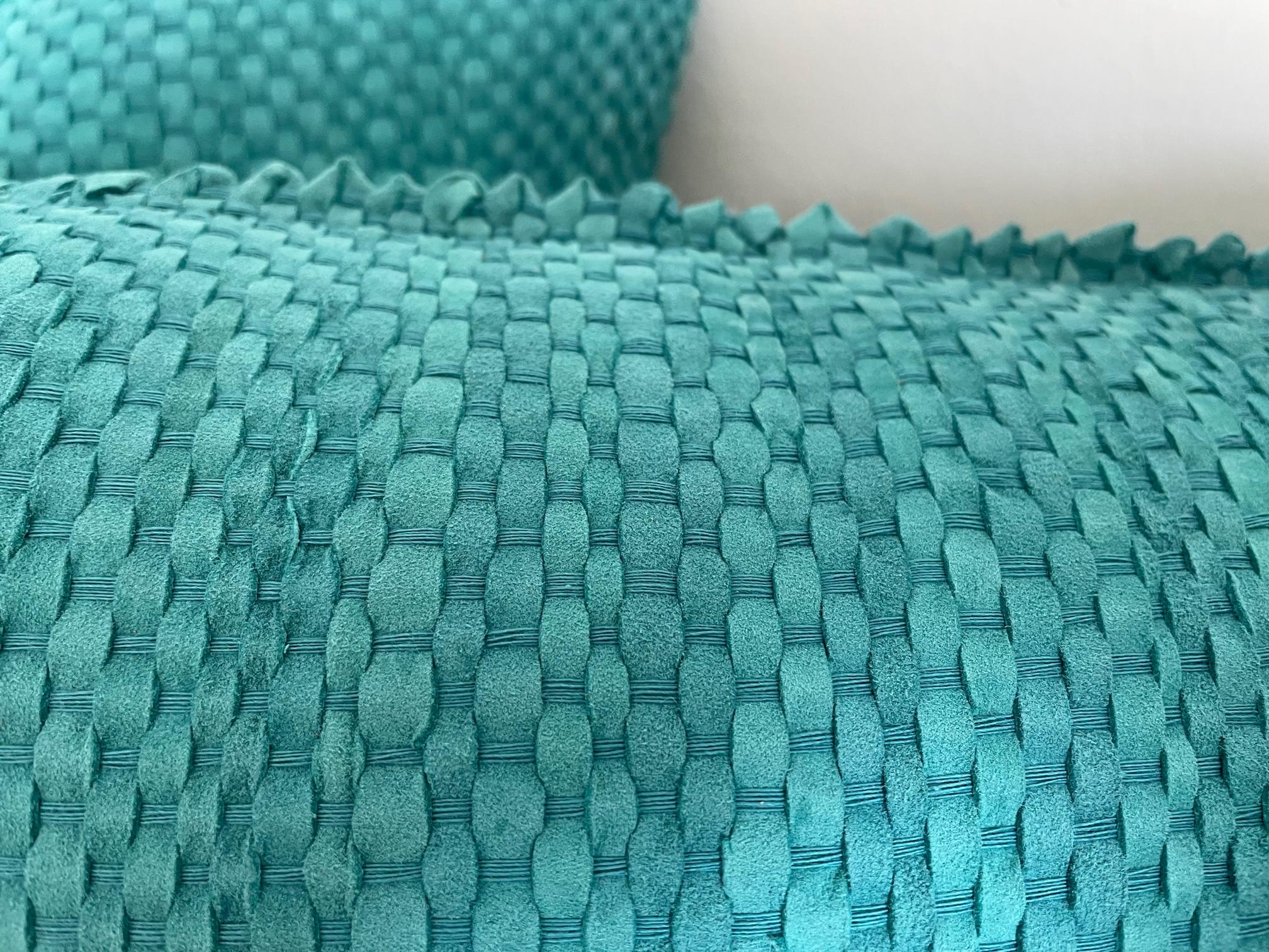 Moderne Paire de coussins en daim tissés à la main couleur turquoise de forme carrée en vente