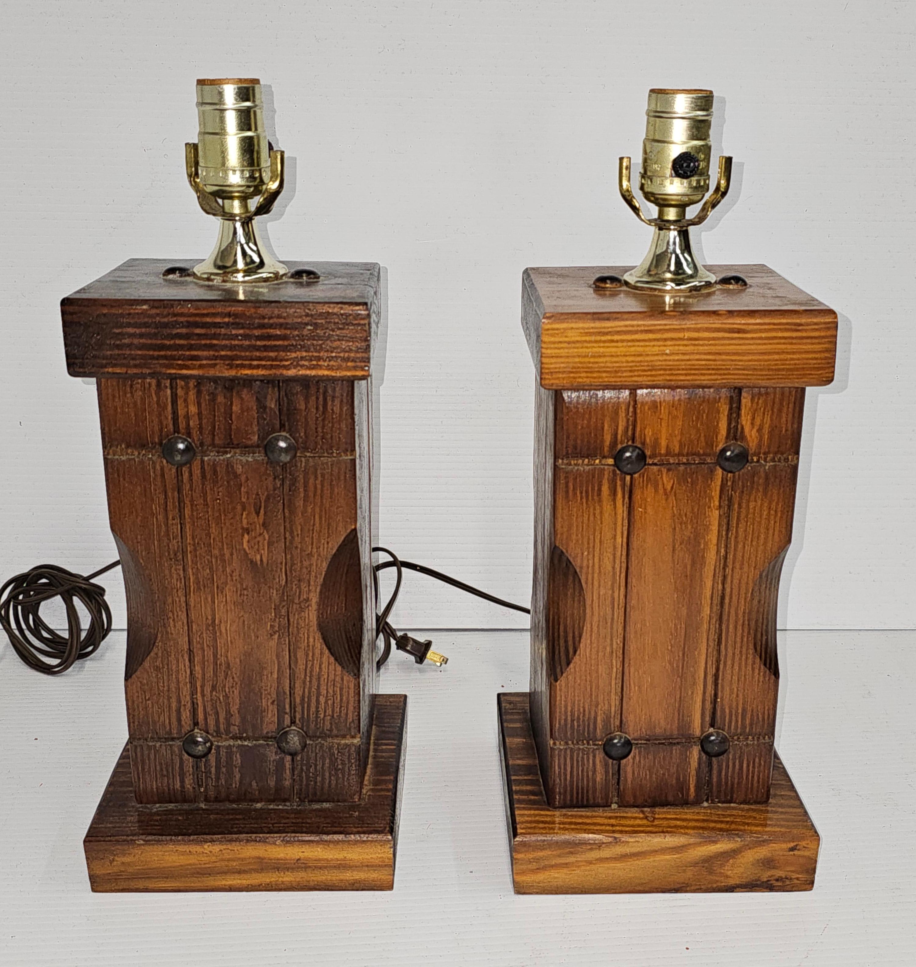  Une paire de lampes de table rustiques en pin massif, faites à la main, de style maison de ferme.
Fabriqué en bois de pin massif naturel avec une finition brun foncé à moyen. Chaque lampe a une base carrée et un corps en forme de pilier orné de