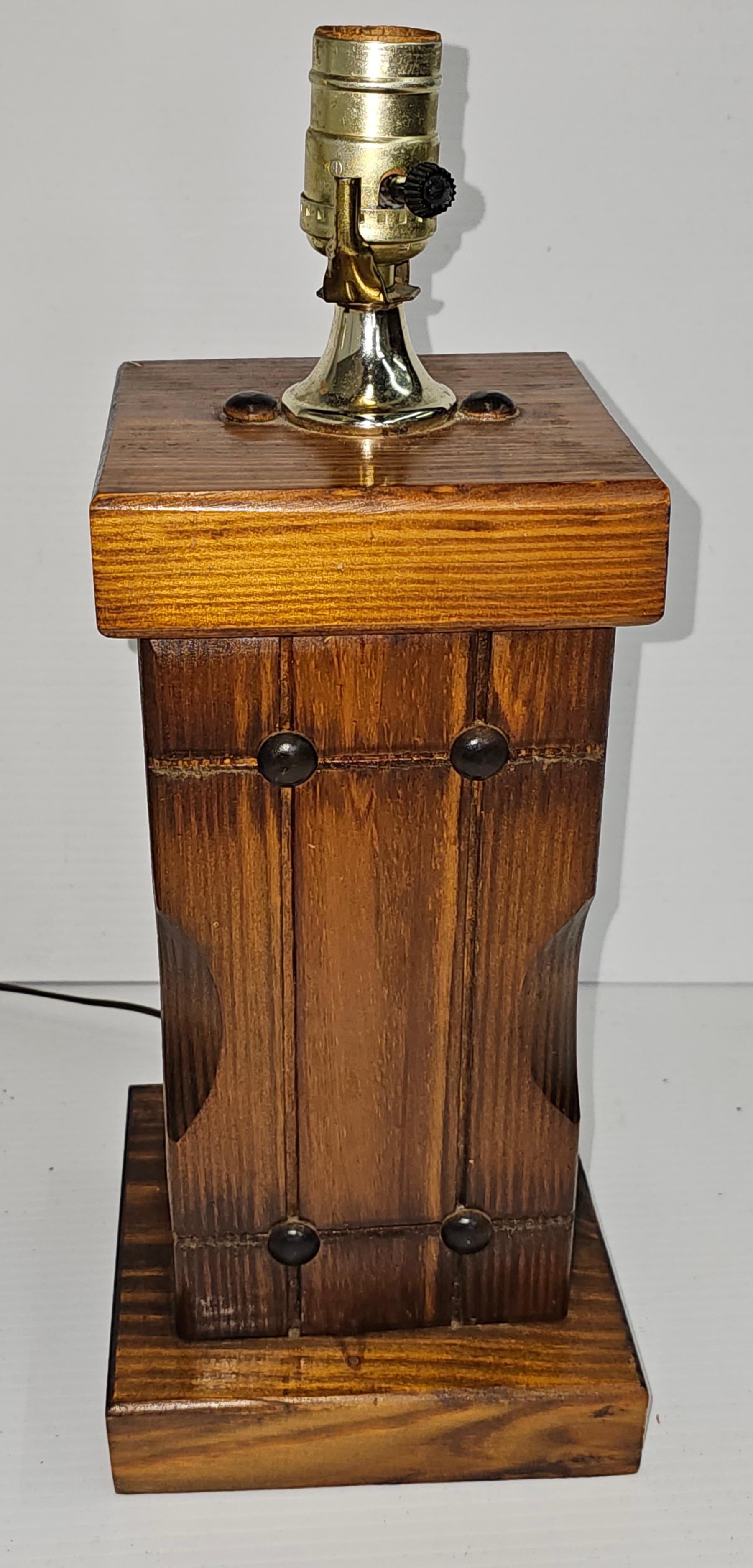 20ième siècle Paire de lampes en pin massif rustique, fabriquées à la main, de style Framhouse en vente