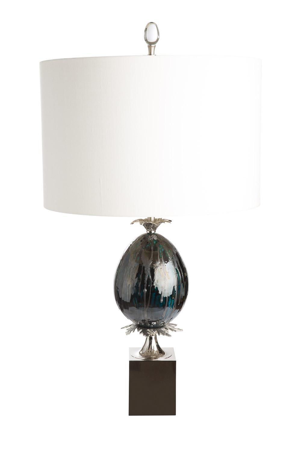 Diese von Andrew Kornat Designs entworfene und hergestellte Lampe ist aus den besten Materialien im Hollywood-Regency-Stil handgefertigt.

Hergestellt aus massivem Bronzeguss und handbearbeitetem Messing mit einem handgegossenen und glasierten