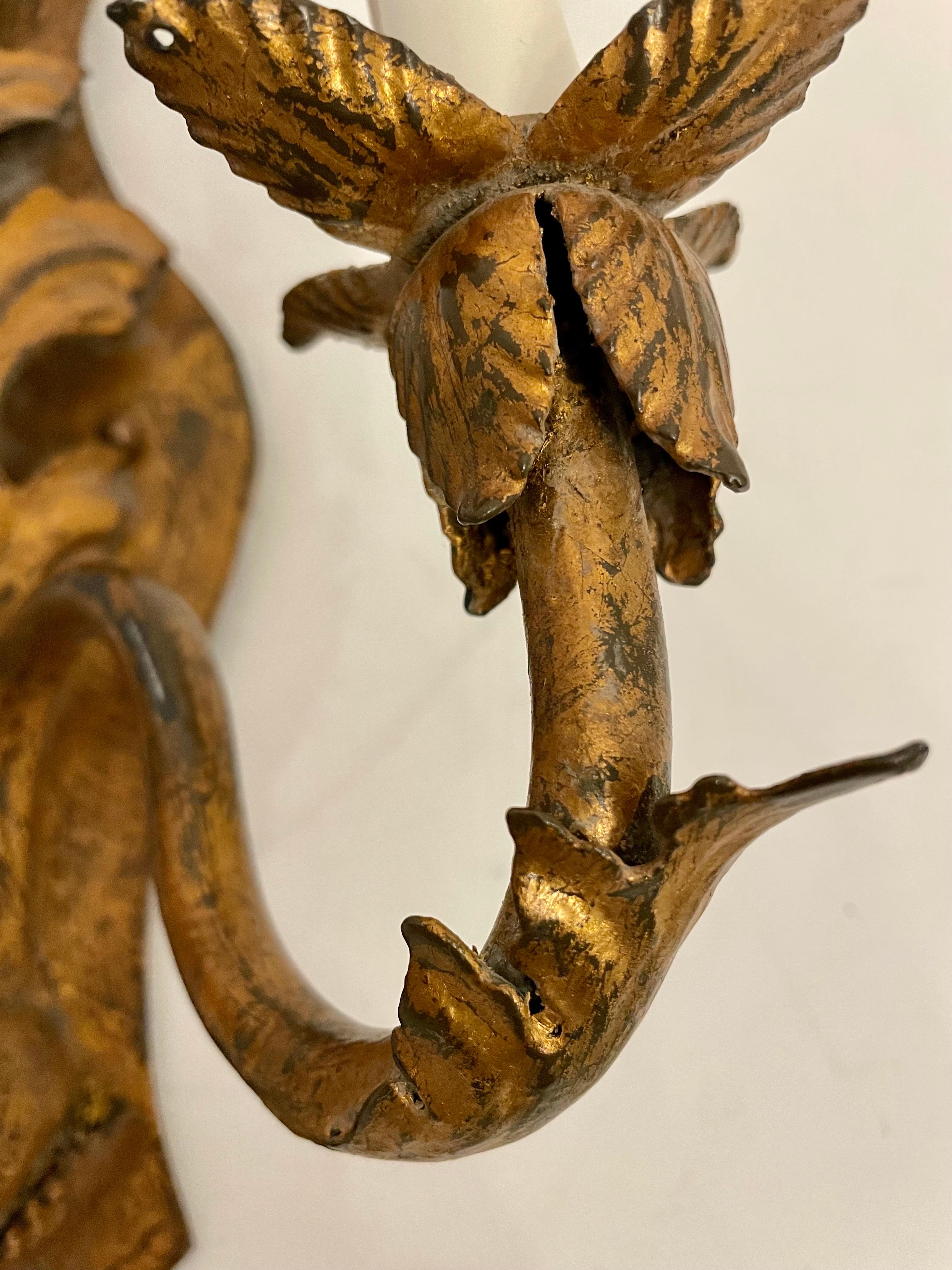 Paar handgefertigte Wandleuchter aus vergoldetem Eisen und Kristall, zwei Paare verfügbar im Zustand „Gut“ im Angebot in New York, NY