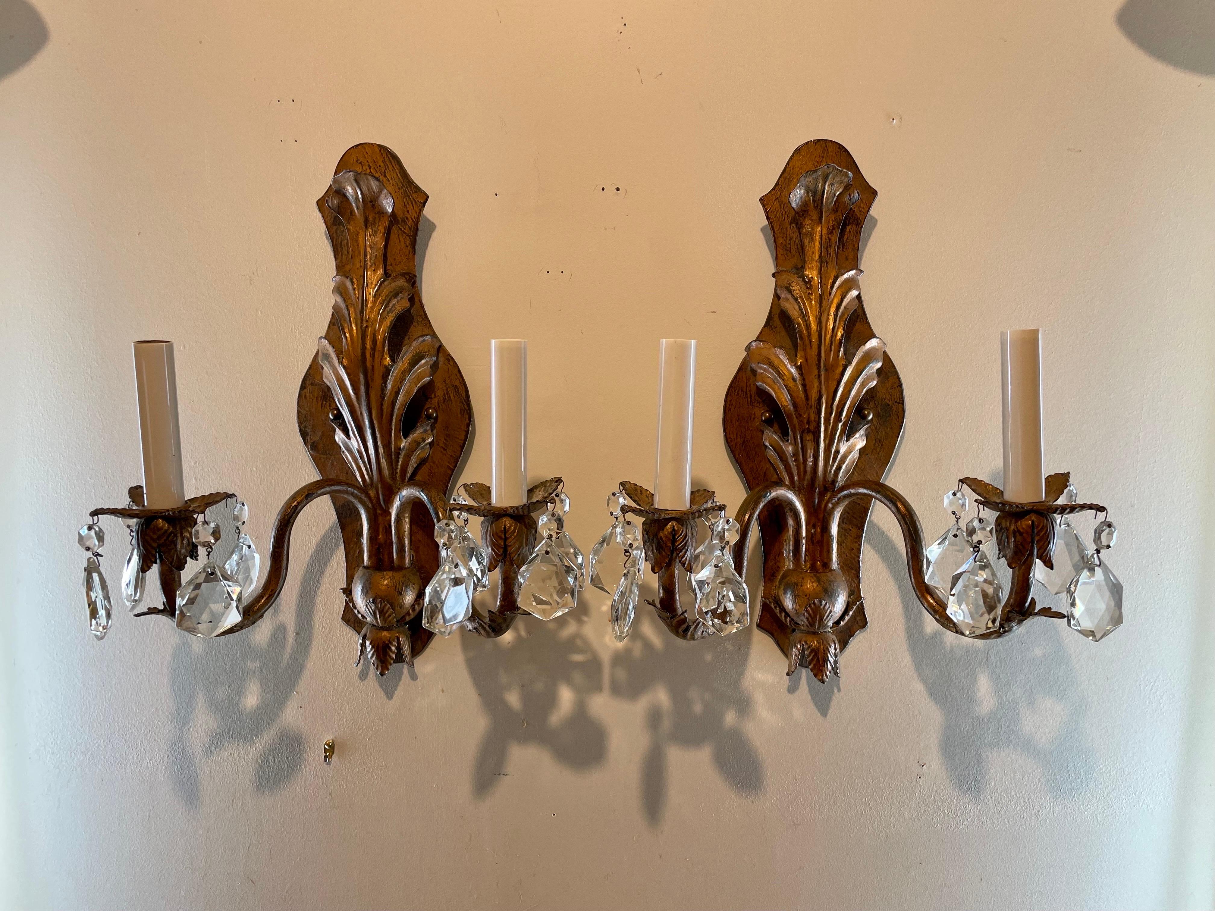 Paar handgefertigte Wandleuchter aus vergoldetem Eisen und Kristall, zwei Paare verfügbar im Angebot 1