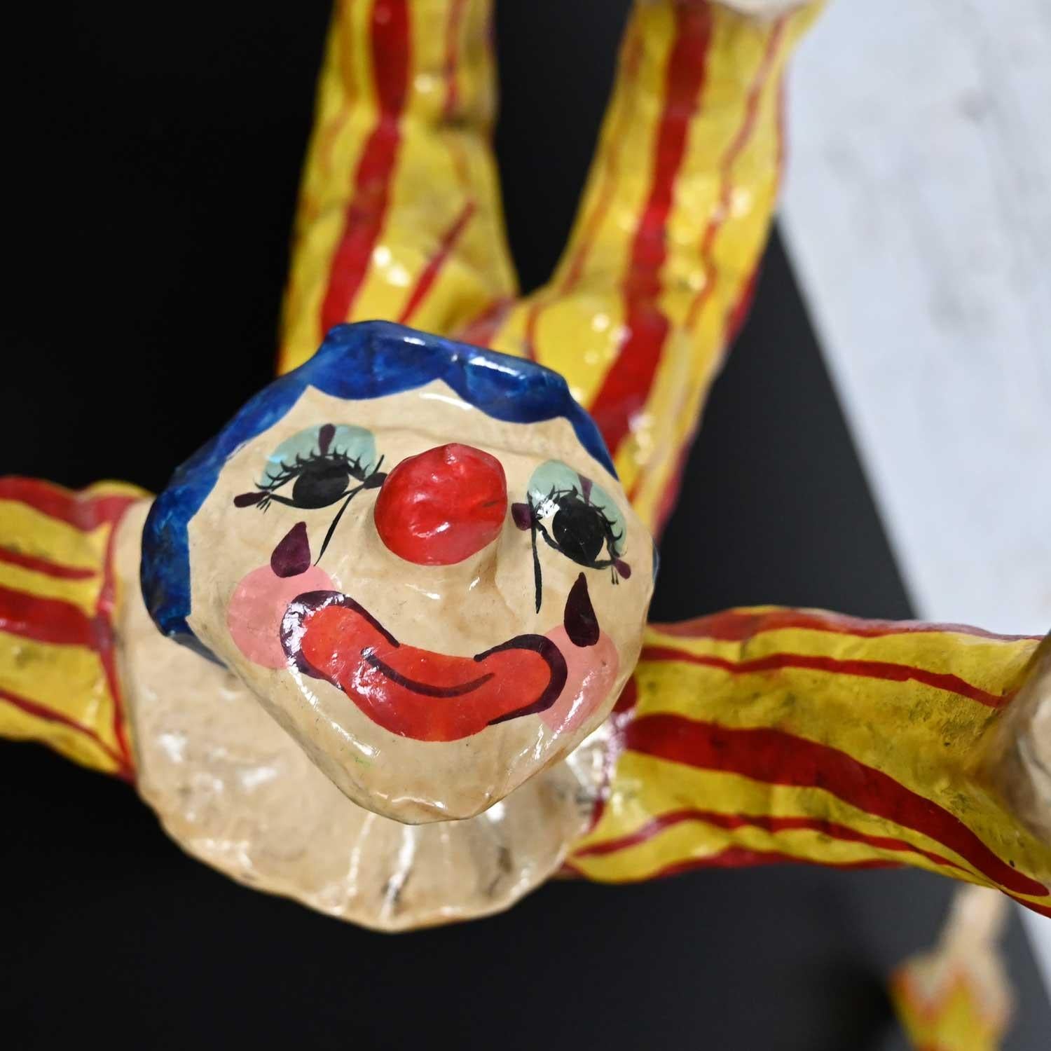 Paire de clowns acrobatiques en papier mâché peints à la main, Mexique, attribués à Jeanne Valentine en vente 4