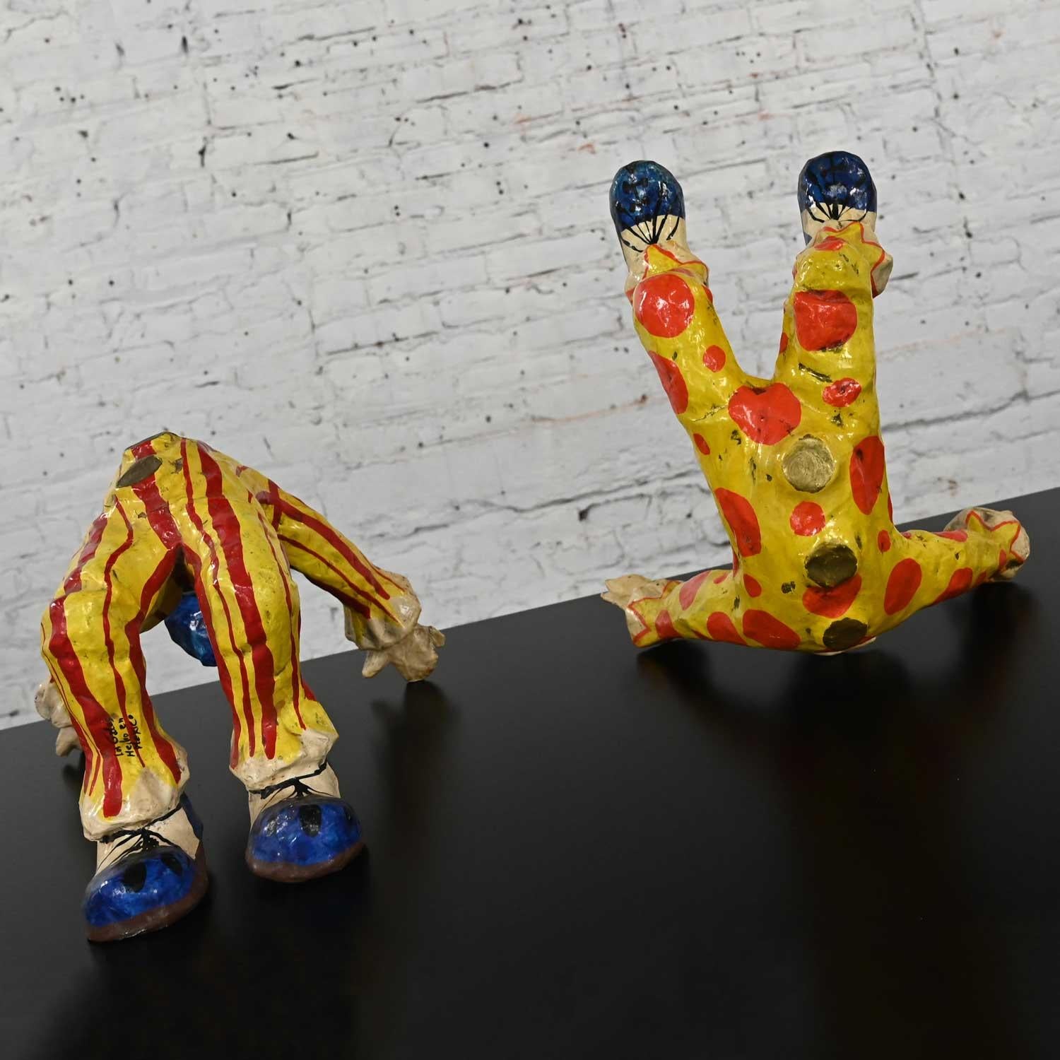 Fabuleux clowns acrobatiques en papier mâché du Mexique, faits et peints à la main, attribués à Jeanne Valentine (une paire). Très bon état, tout en gardant à l'esprit qu'il s'agit d'un produit vintage et non pas neuf, qui présente donc des signes