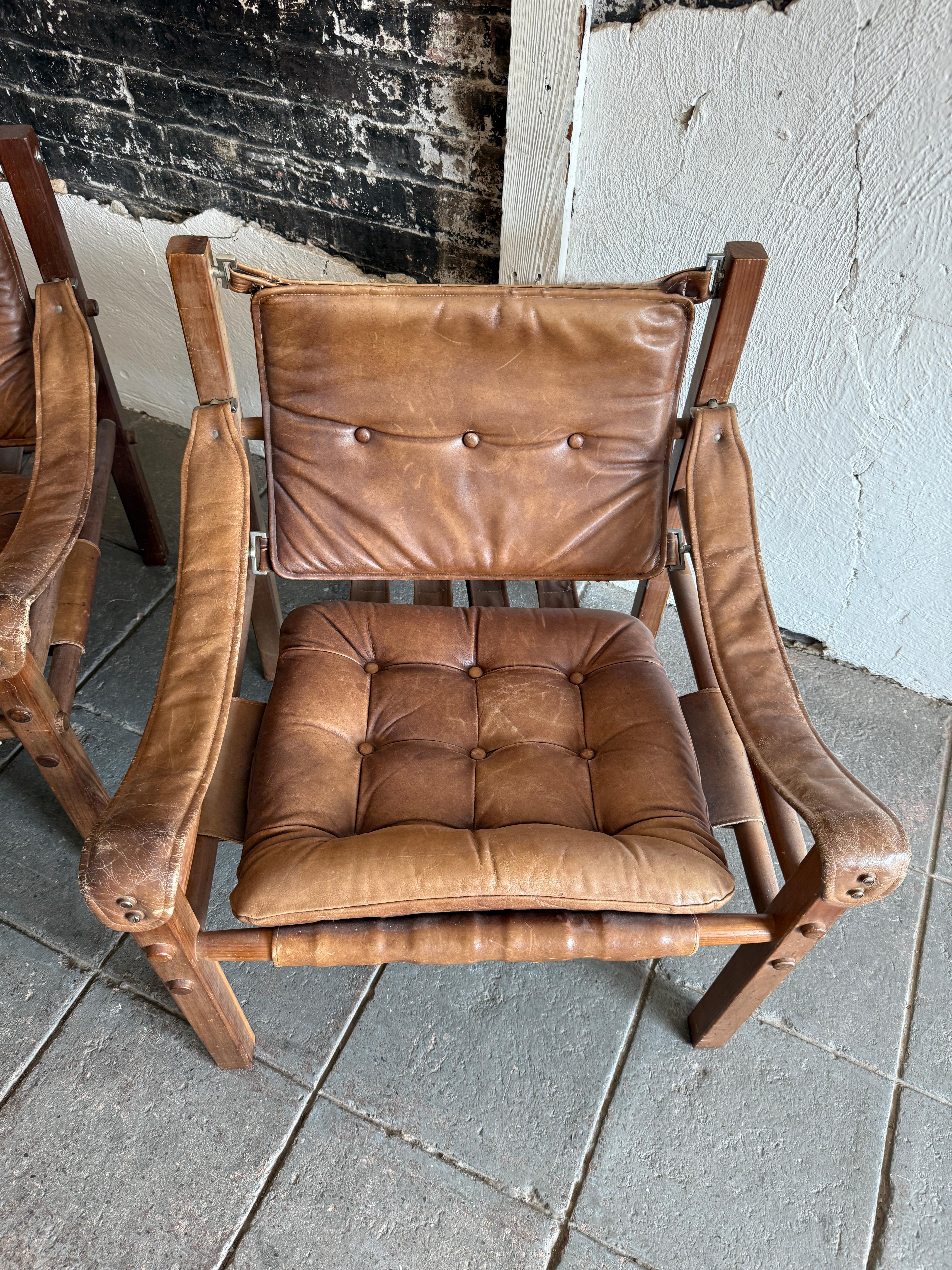 Pareja de sillones safari de cuero marrón de mediados de siglo con pátina en Bueno estado para la venta en Brooklyn, NY