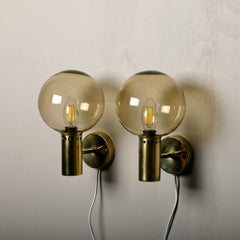 Coppia di lampade da parete Hans-Agne Jakobsson V-149 in ottone e vetro fumé, Svezia 1960