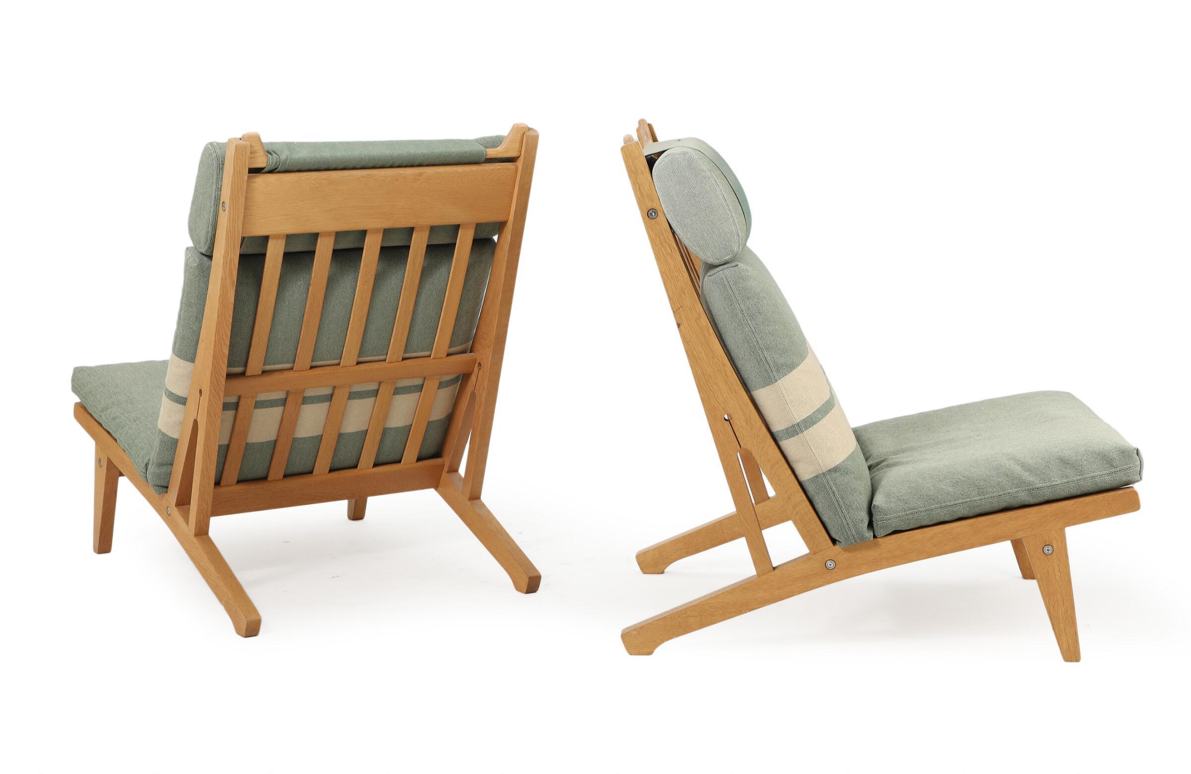 Paire de chaises à haut dossier en chêne Hans J. Wegner : GE 375
Conçu en 1969. Fabriqué et estampillé par GETAMA, Gedsted
Coussins libres en laine d'origine avec des inserts neufs. Restauré