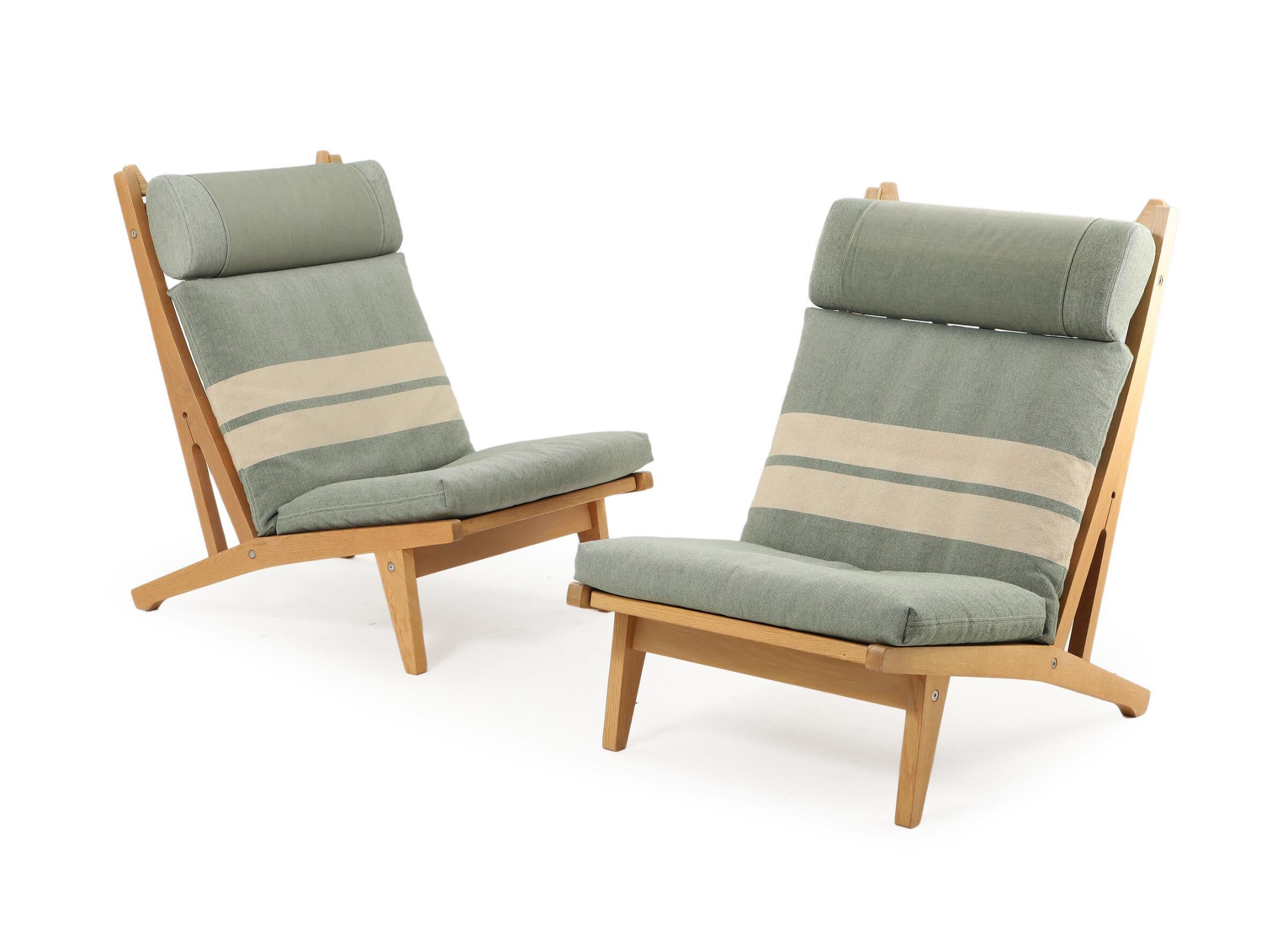 Paar Hans J. Wegner: GE 375 Eichenholzstühle mit hoher Rückenlehne (Moderne der Mitte des Jahrhunderts) im Angebot