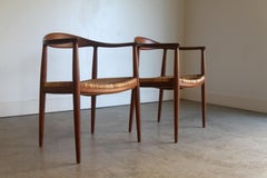 Paar Hans J. Wegner: „The Chair Modell JH501“ aus Teakholz mit Original-Schilfrohrsitz