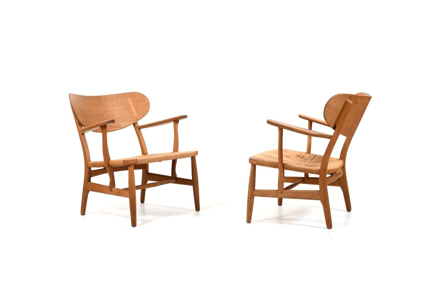 Frühes Sesselpaar von Hans J. Wegner für Carl Hansen & Søn Dänemark. Modell CH22. Entworfen im Jahr 1951. Hergestellt aus massiver Eiche. Sitze in Original-Papierkordel. Produziert in den 1950er Jahren. Unberührter Zustand!

HINWEIS: Auf Wunsch
