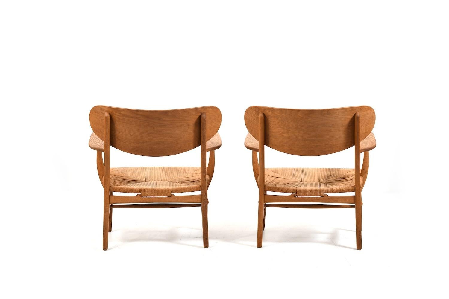 Paar Hans Wegner CH-22 für Carl Hansen & Søn Dänemark 1950er Jahre (Papierkordel) im Angebot