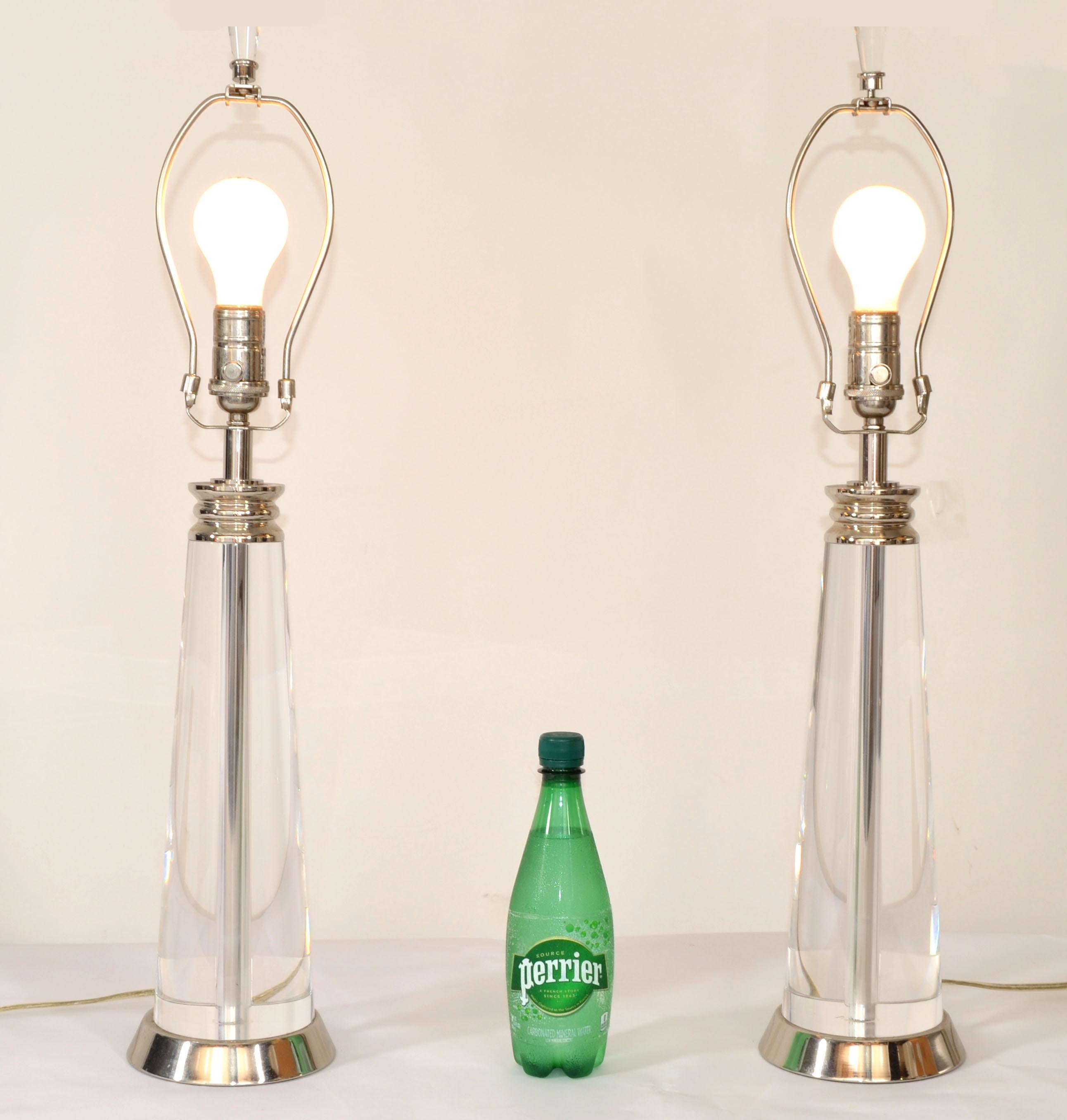 Paire de lampes de bureau lourdes en forme de cône de verre et de chrome, de style moderne du milieu du siècle dernier en vente 2