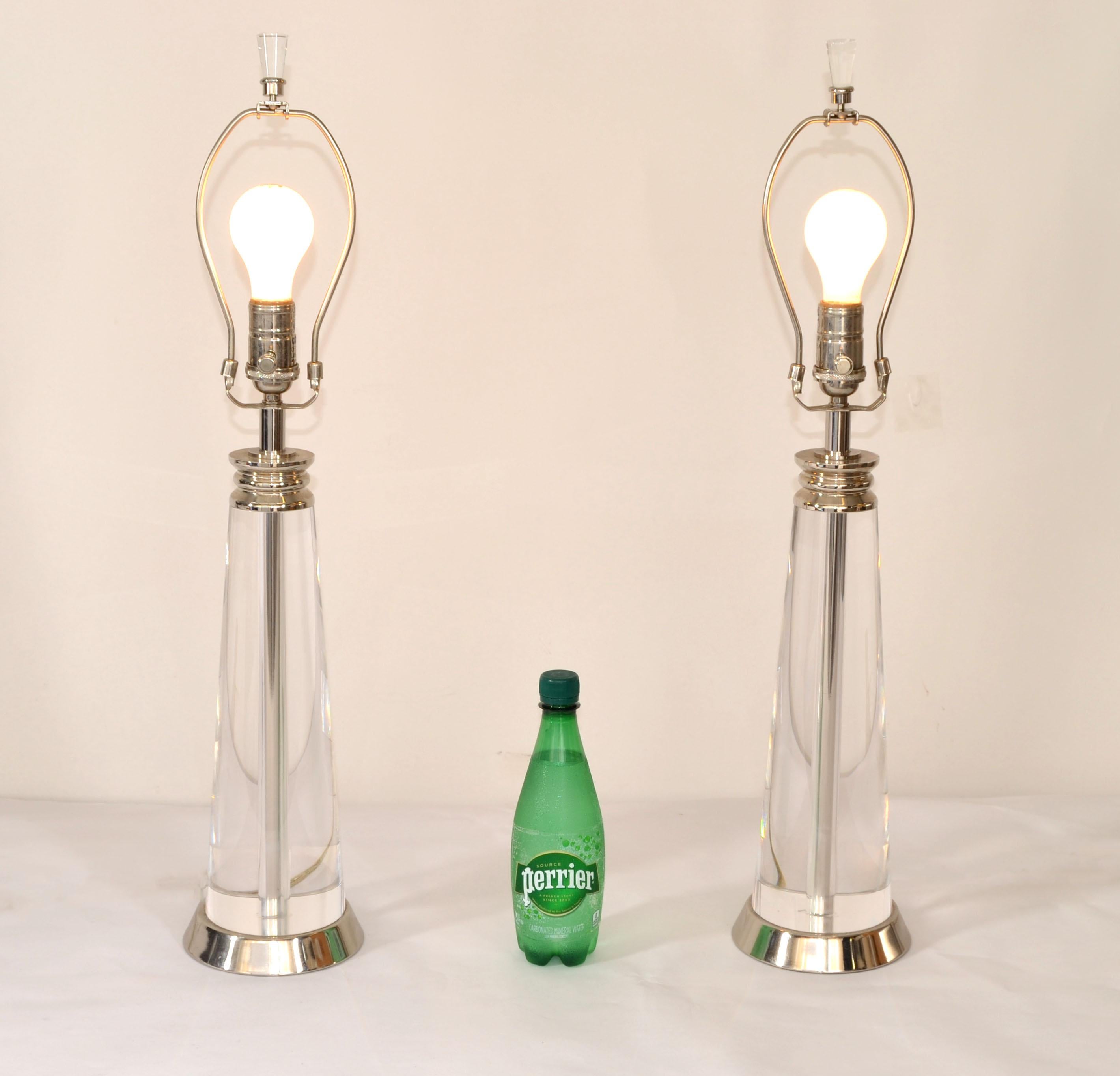 Paire de lampes de bureau lourdes en forme de cône de verre et de chrome, de style moderne du milieu du siècle dernier en vente 3