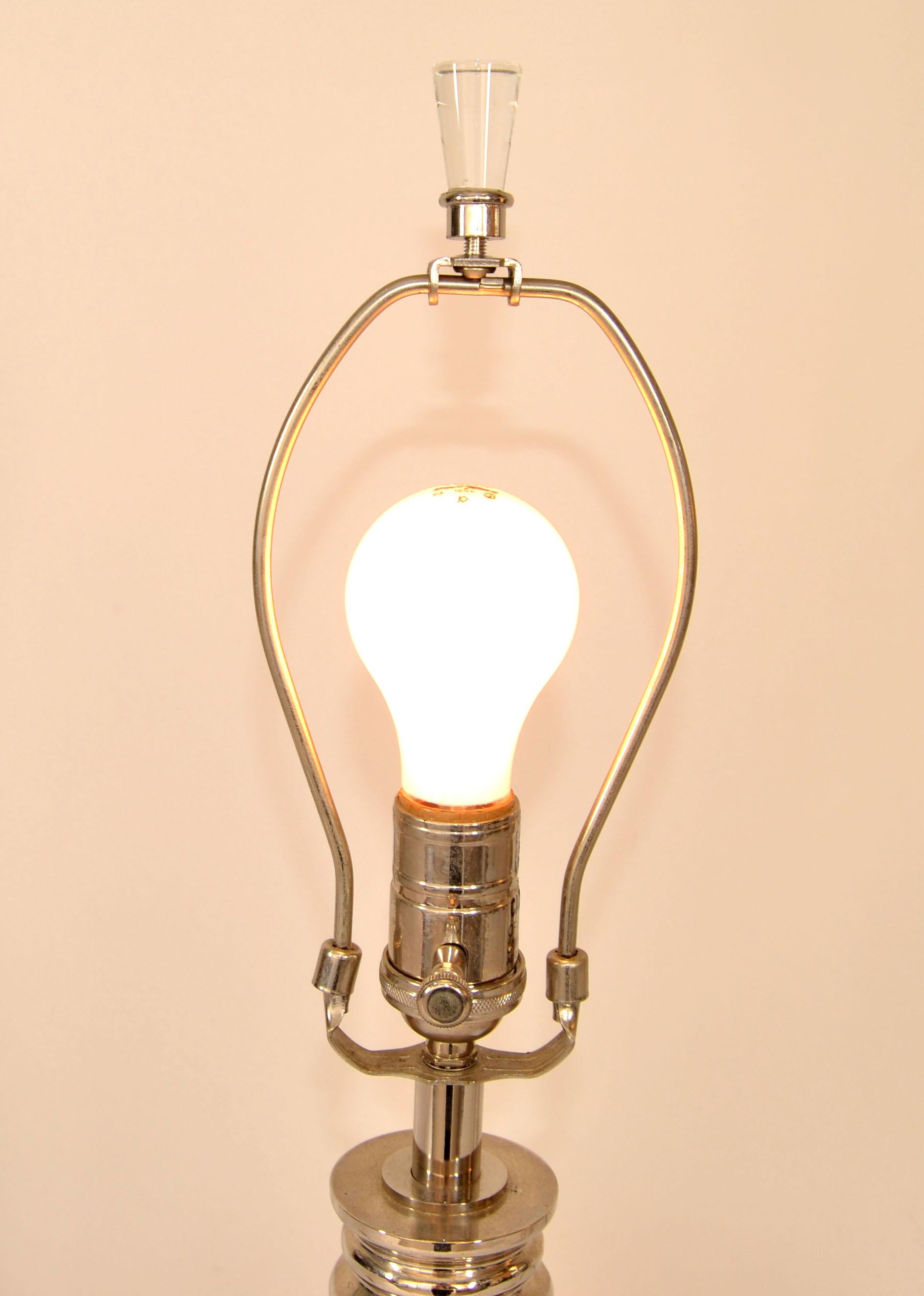Paire de lampes de bureau lourdes en forme de cône de verre et de chrome, de style moderne du milieu du siècle dernier en vente 4