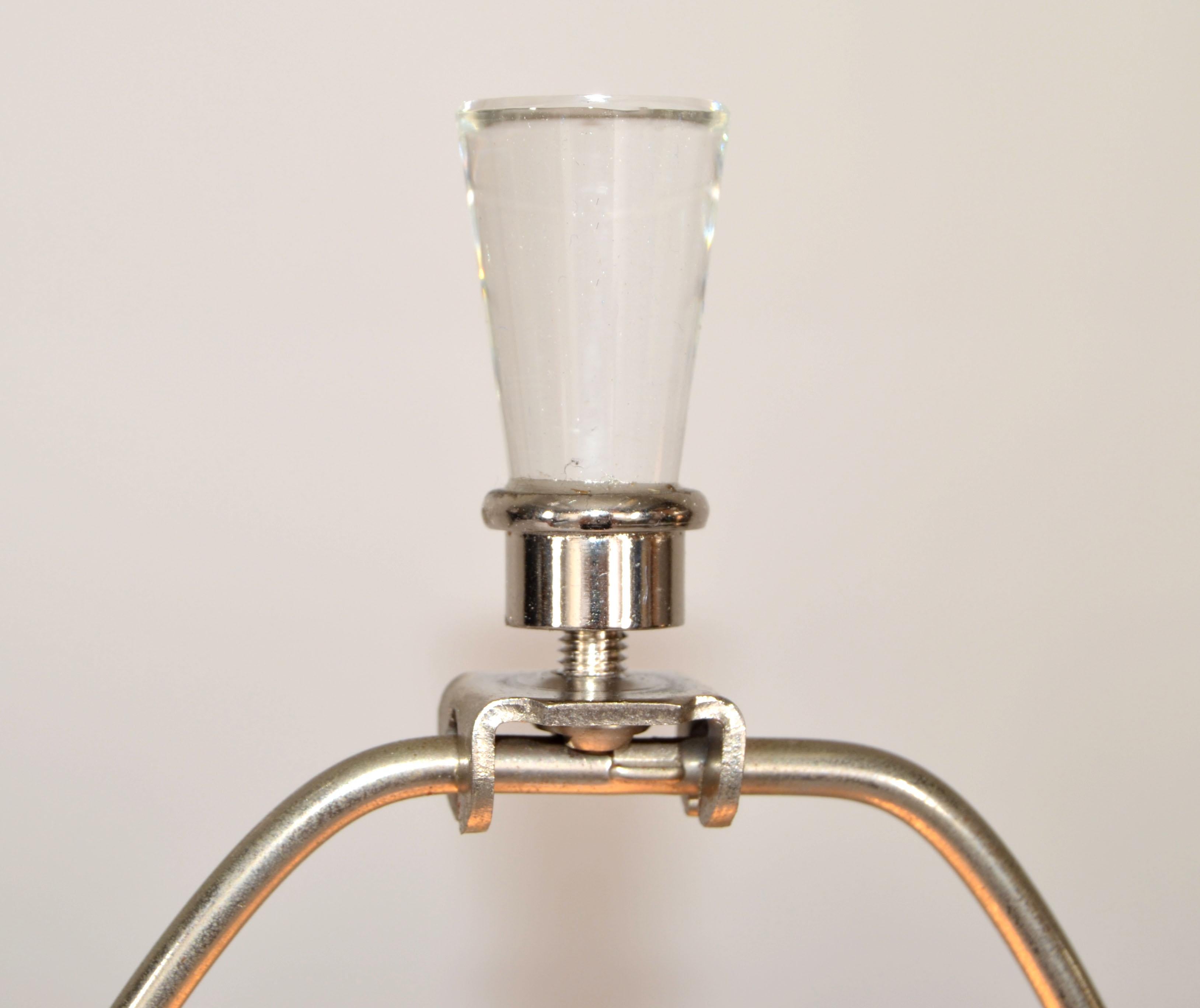 Paire de lampes de bureau lourdes en forme de cône de verre et de chrome, de style moderne du milieu du siècle dernier en vente 5