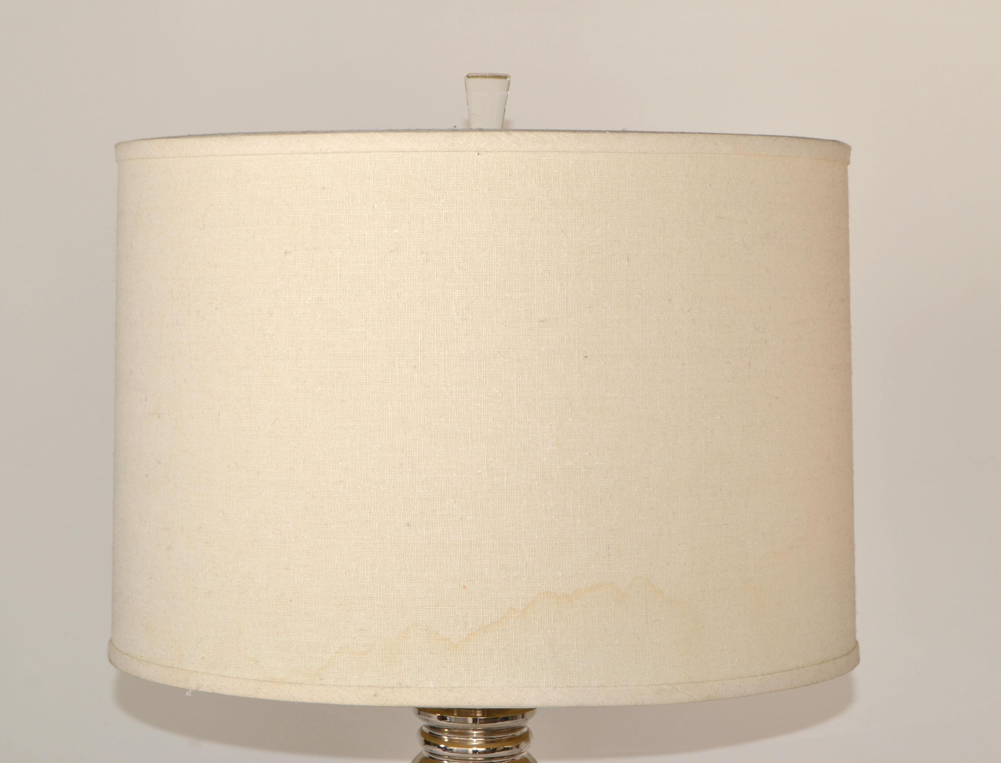 Paire de lampes de bureau lourdes en forme de cône de verre et de chrome, de style moderne du milieu du siècle dernier en vente 6