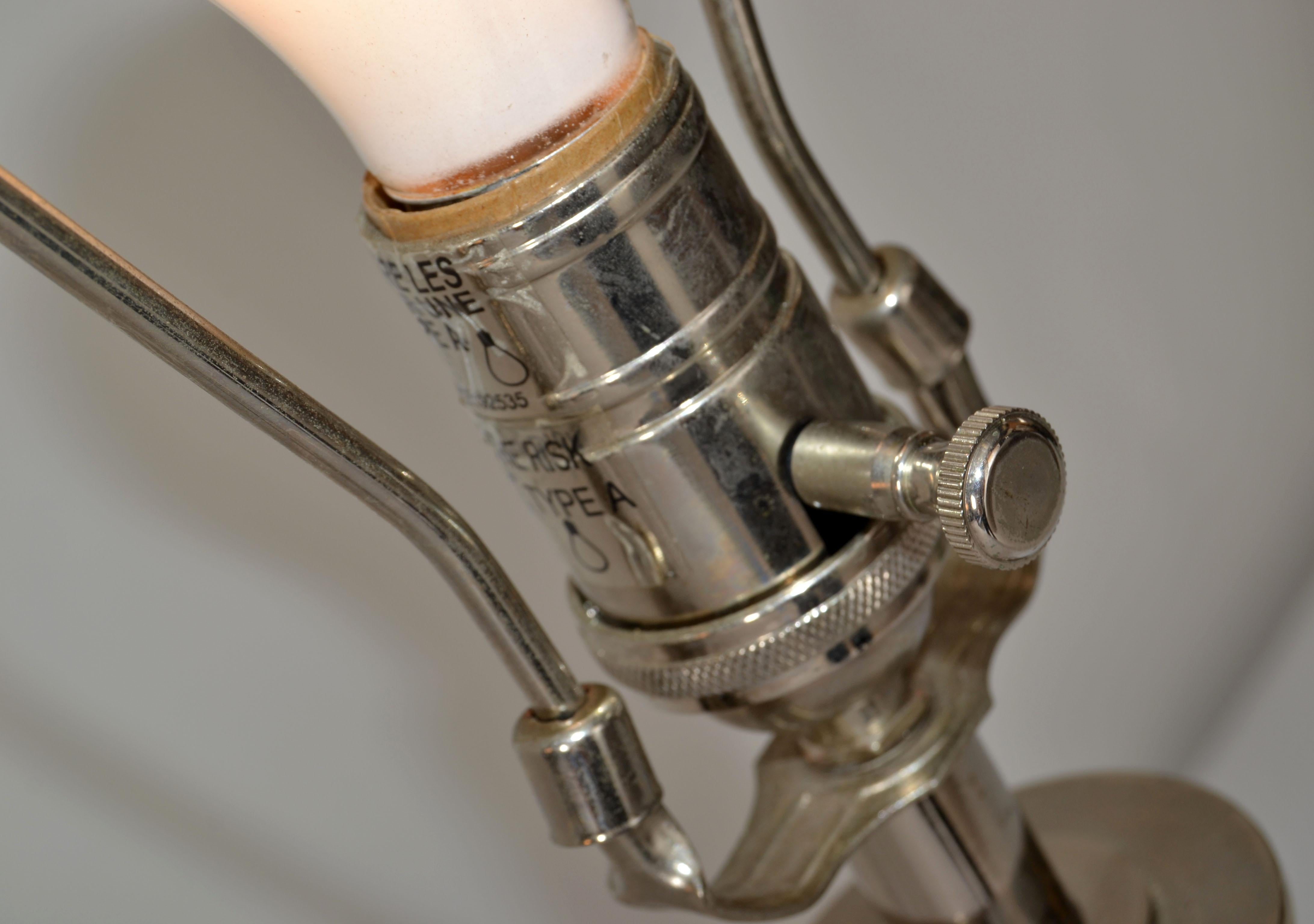 Paire de lampes de bureau lourdes en forme de cône de verre et de chrome, de style moderne du milieu du siècle dernier en vente 8