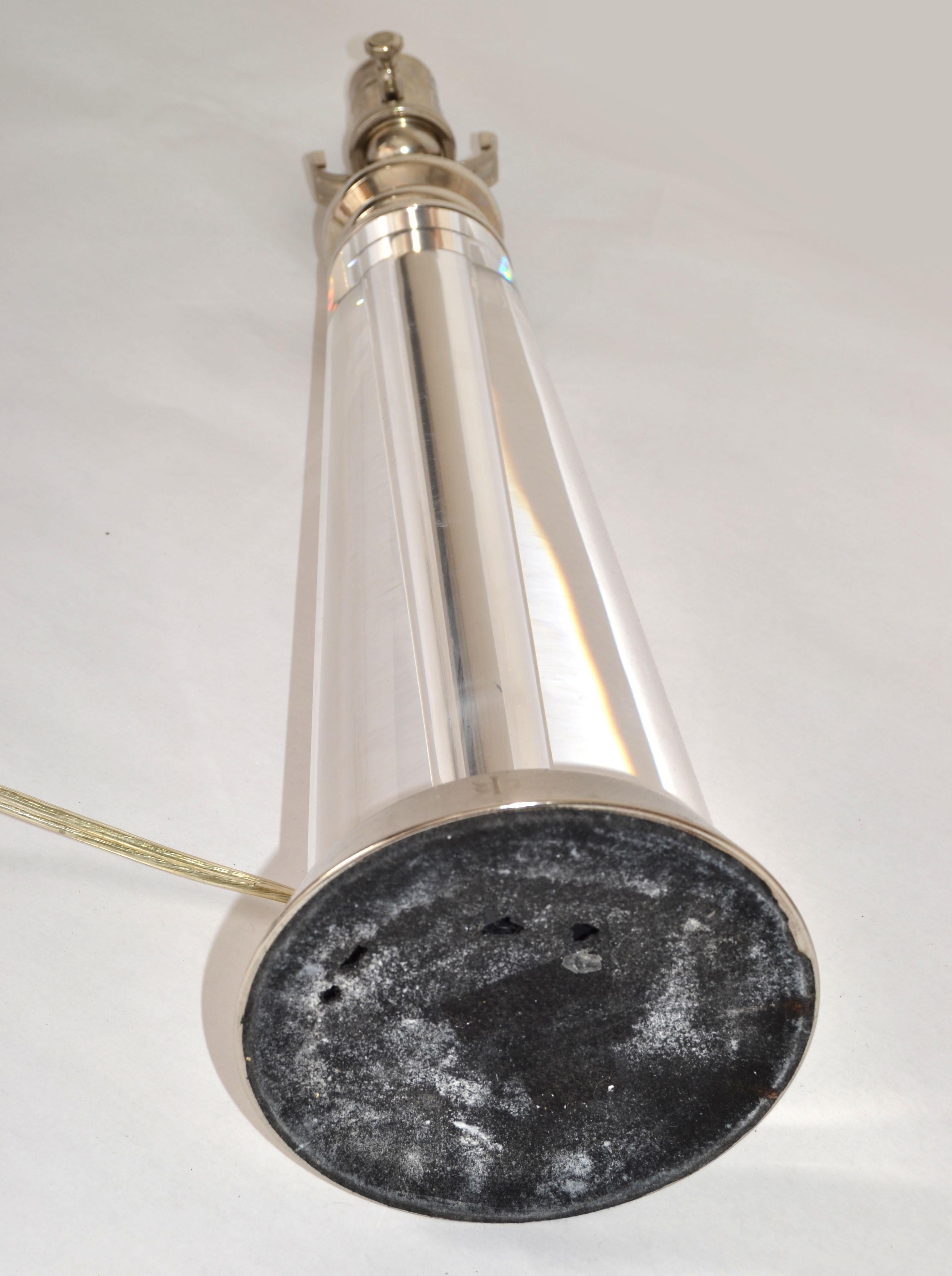 Paire de lampes de bureau lourdes en forme de cône de verre et de chrome, de style moderne du milieu du siècle dernier en vente 11