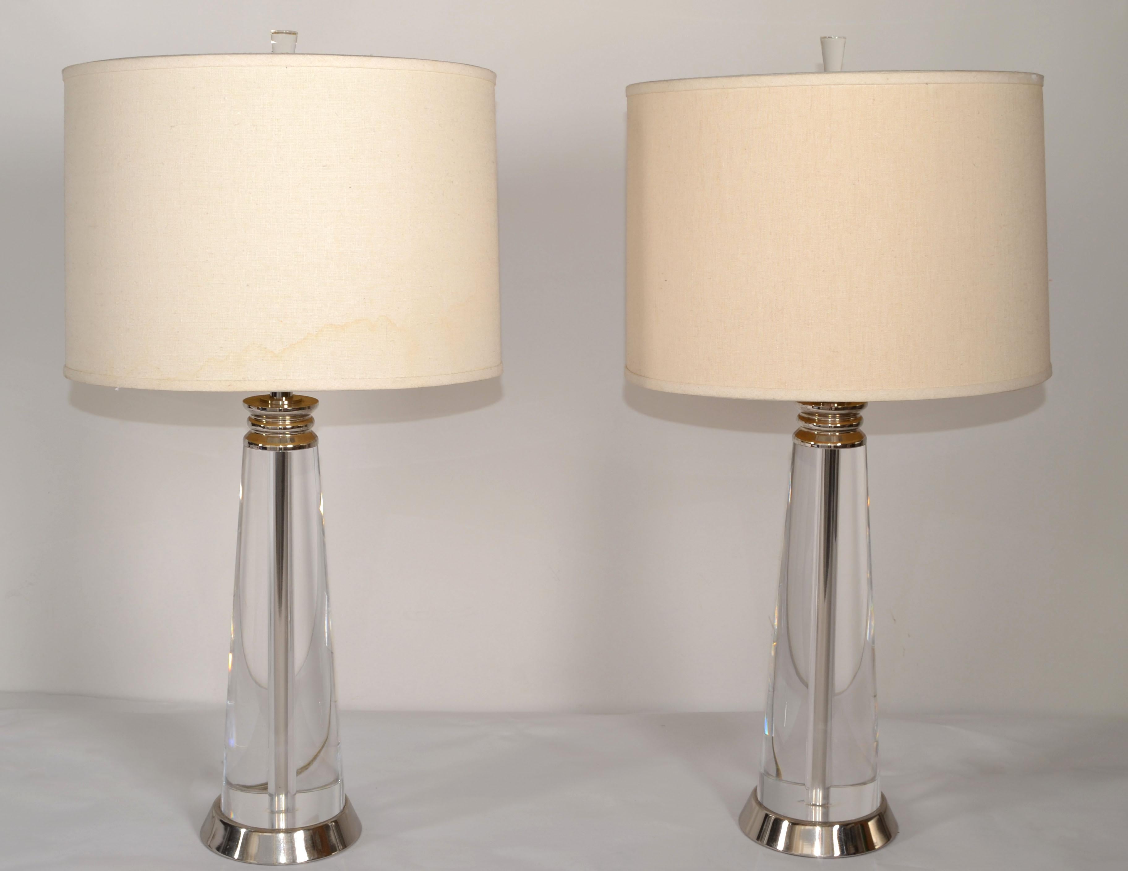 Paire de lampes de table en verre d'art et en chrome de style moderne du milieu du siècle, avec abat-jour en forme de tambour et embouts en verre.
La colonne en verre soufflé au centre est montée sur une base ronde chromée.
En parfait état de