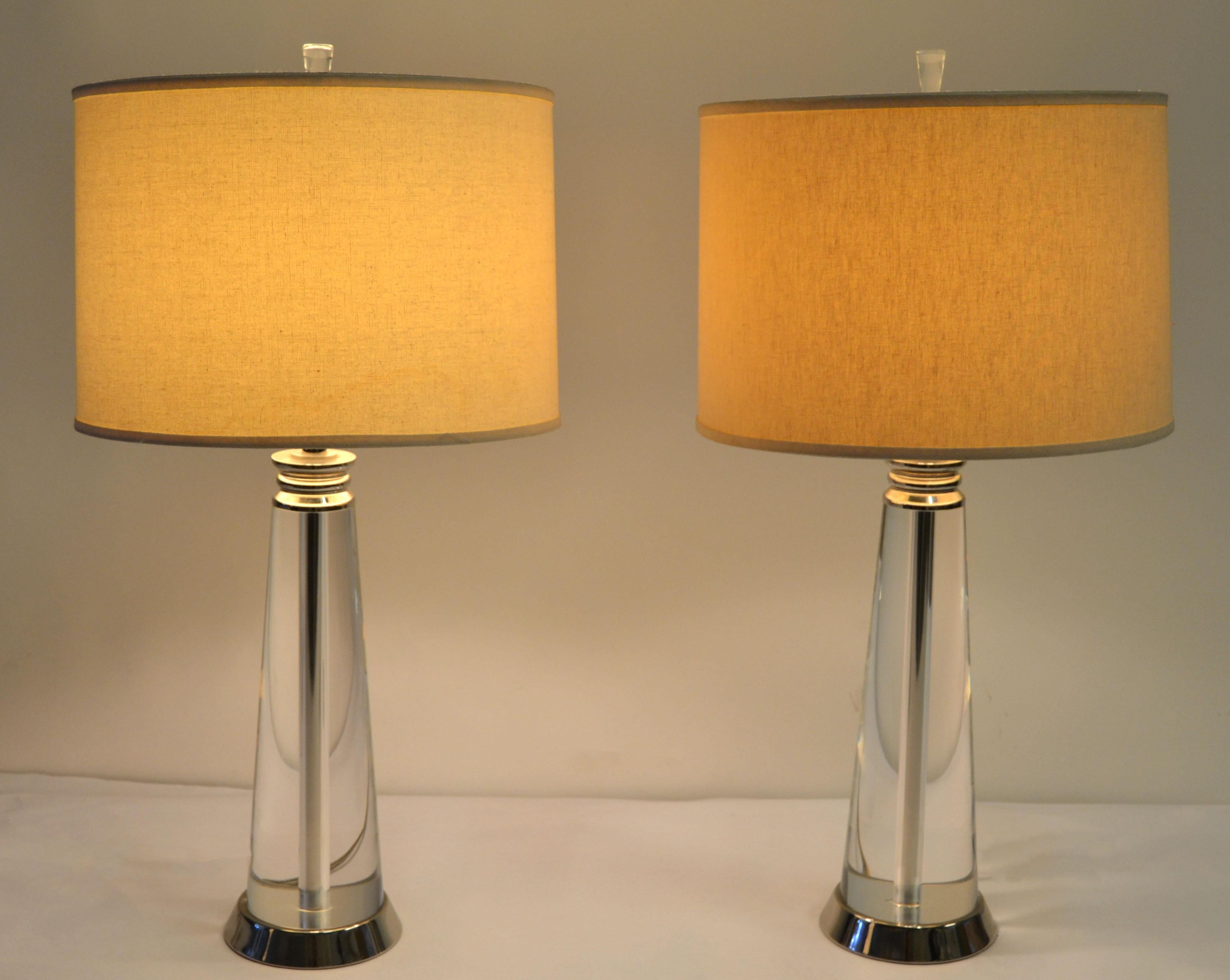 Mid-Century Modern Paire de lampes de bureau lourdes en forme de cône de verre et de chrome, de style moderne du milieu du siècle dernier en vente