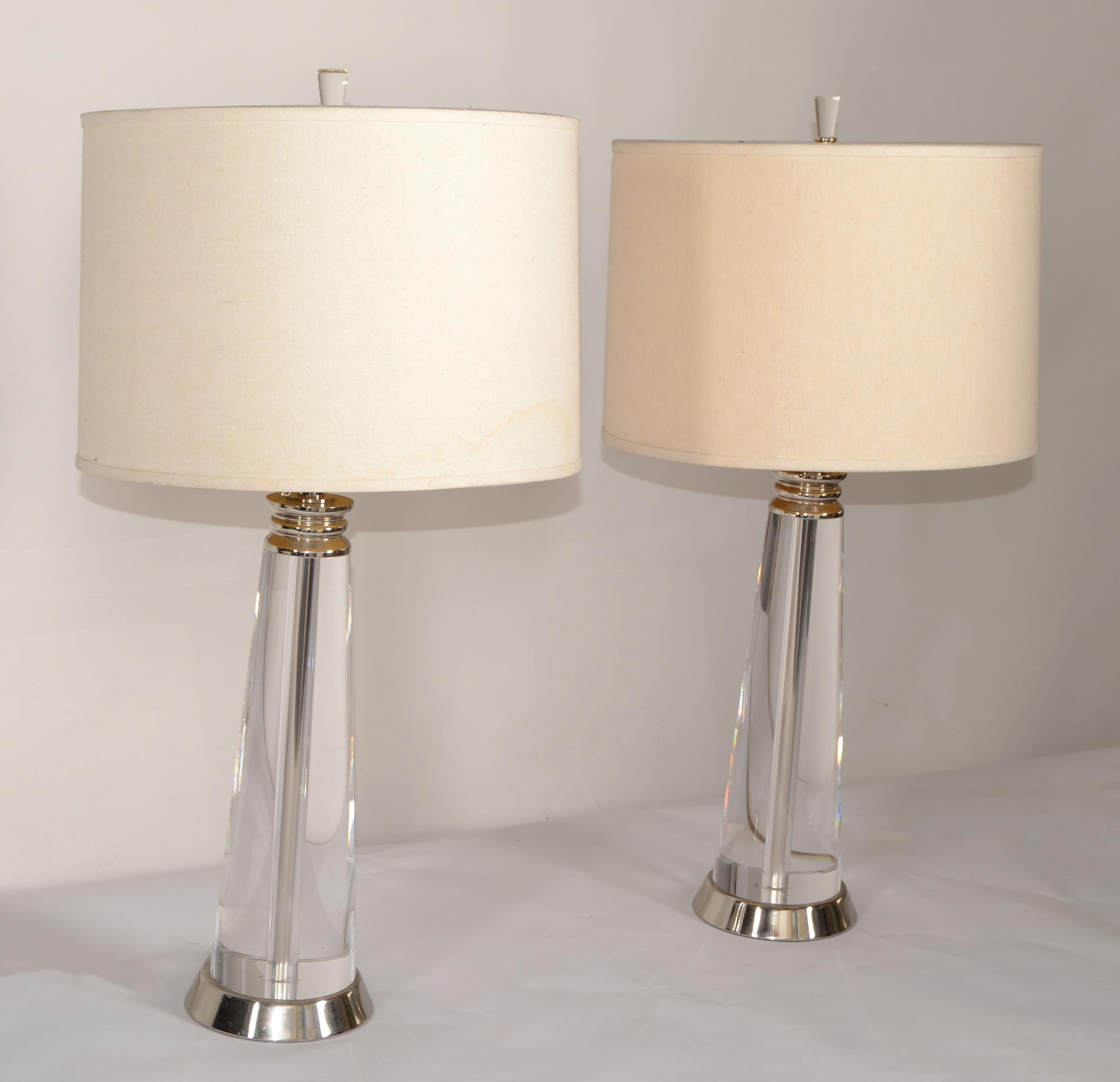 Américain Paire de lampes de bureau lourdes en forme de cône de verre et de chrome, de style moderne du milieu du siècle dernier en vente