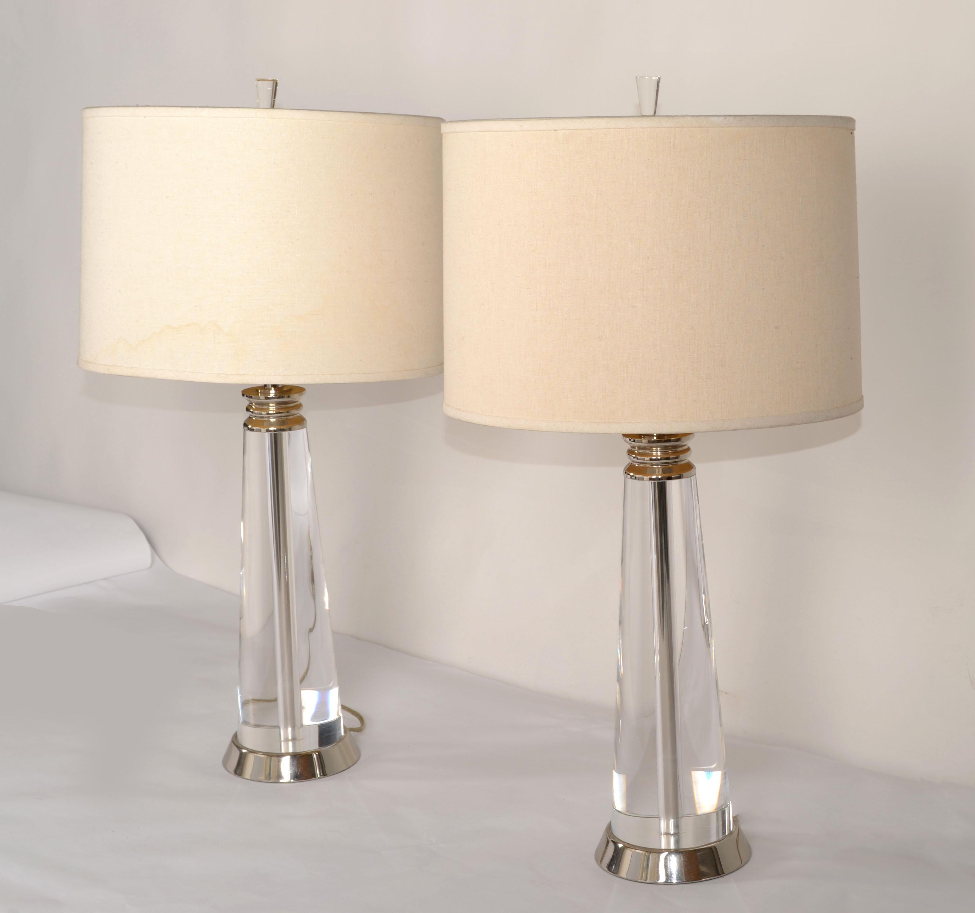 Fait main Paire de lampes de bureau lourdes en forme de cône de verre et de chrome, de style moderne du milieu du siècle dernier en vente