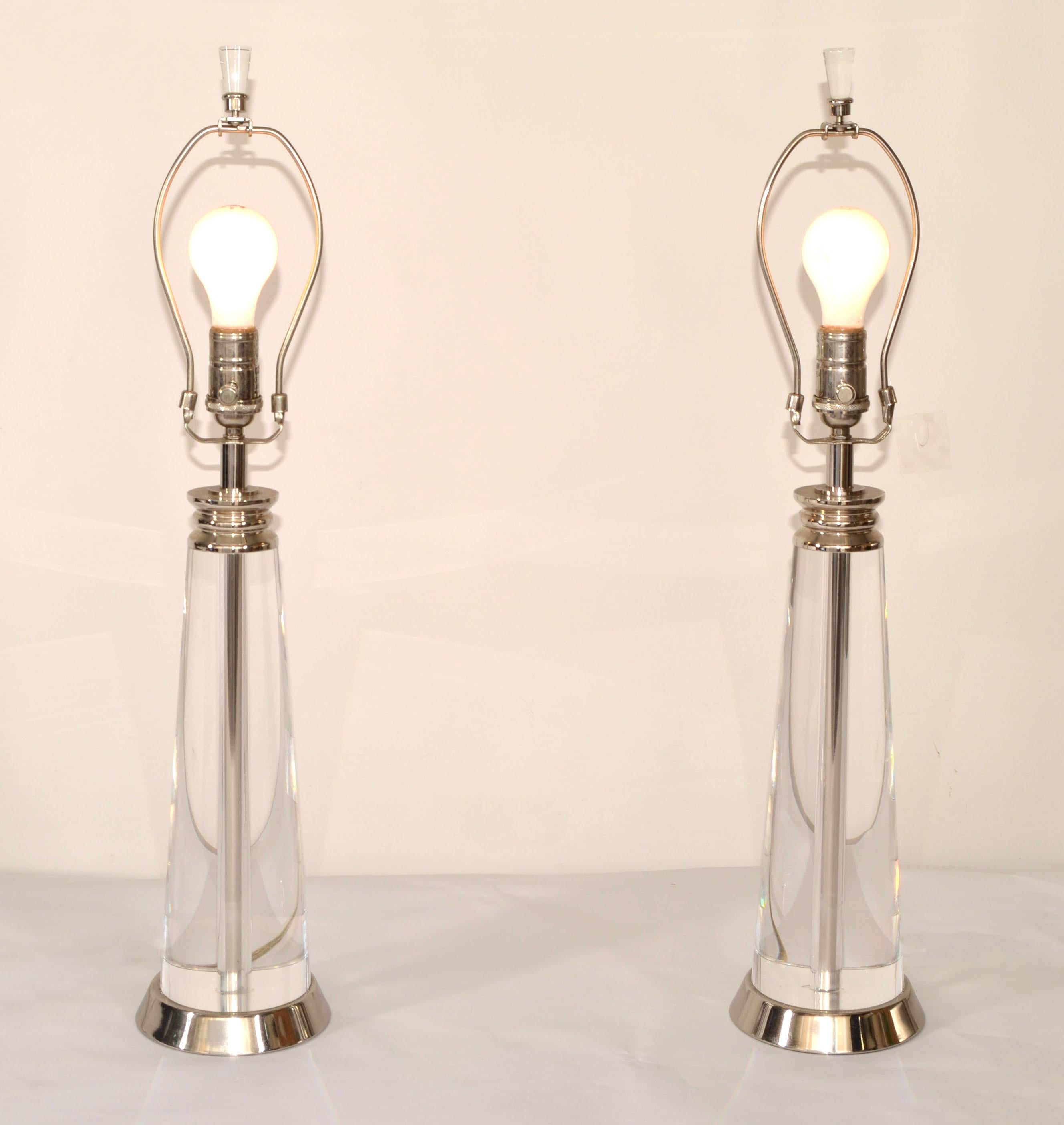 Fin du 20e siècle Paire de lampes de bureau lourdes en forme de cône de verre et de chrome, de style moderne du milieu du siècle dernier en vente