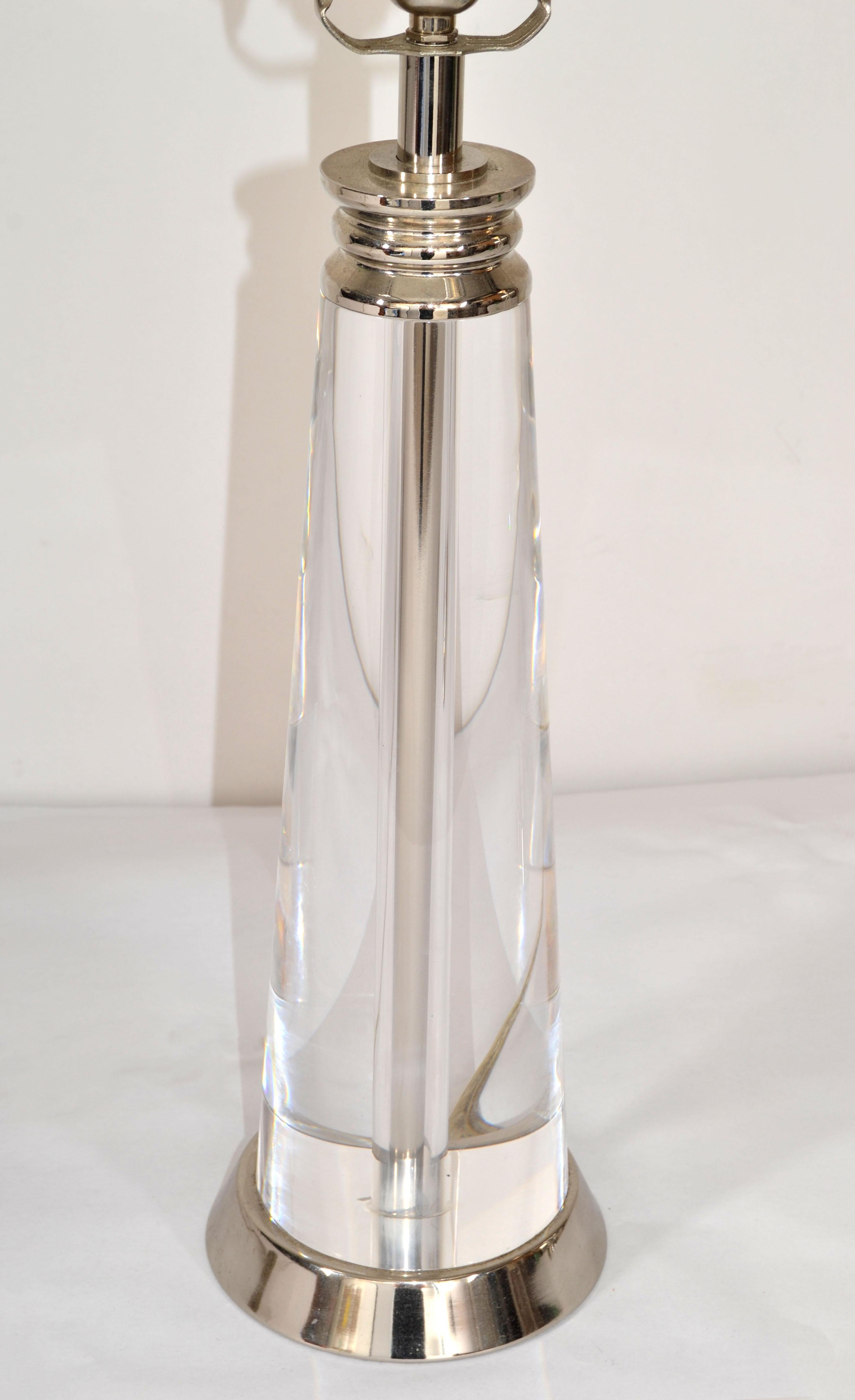 Chrome Paire de lampes de bureau lourdes en forme de cône de verre et de chrome, de style moderne du milieu du siècle dernier en vente