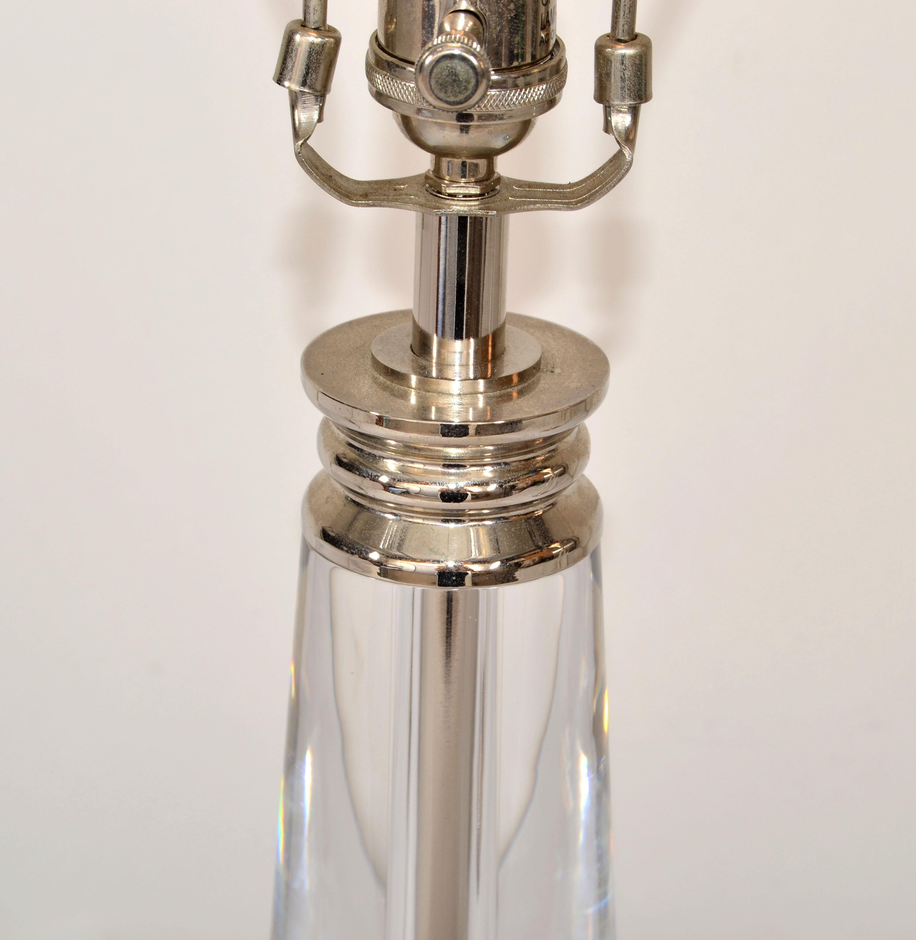 Paire de lampes de bureau lourdes en forme de cône de verre et de chrome, de style moderne du milieu du siècle dernier en vente 1