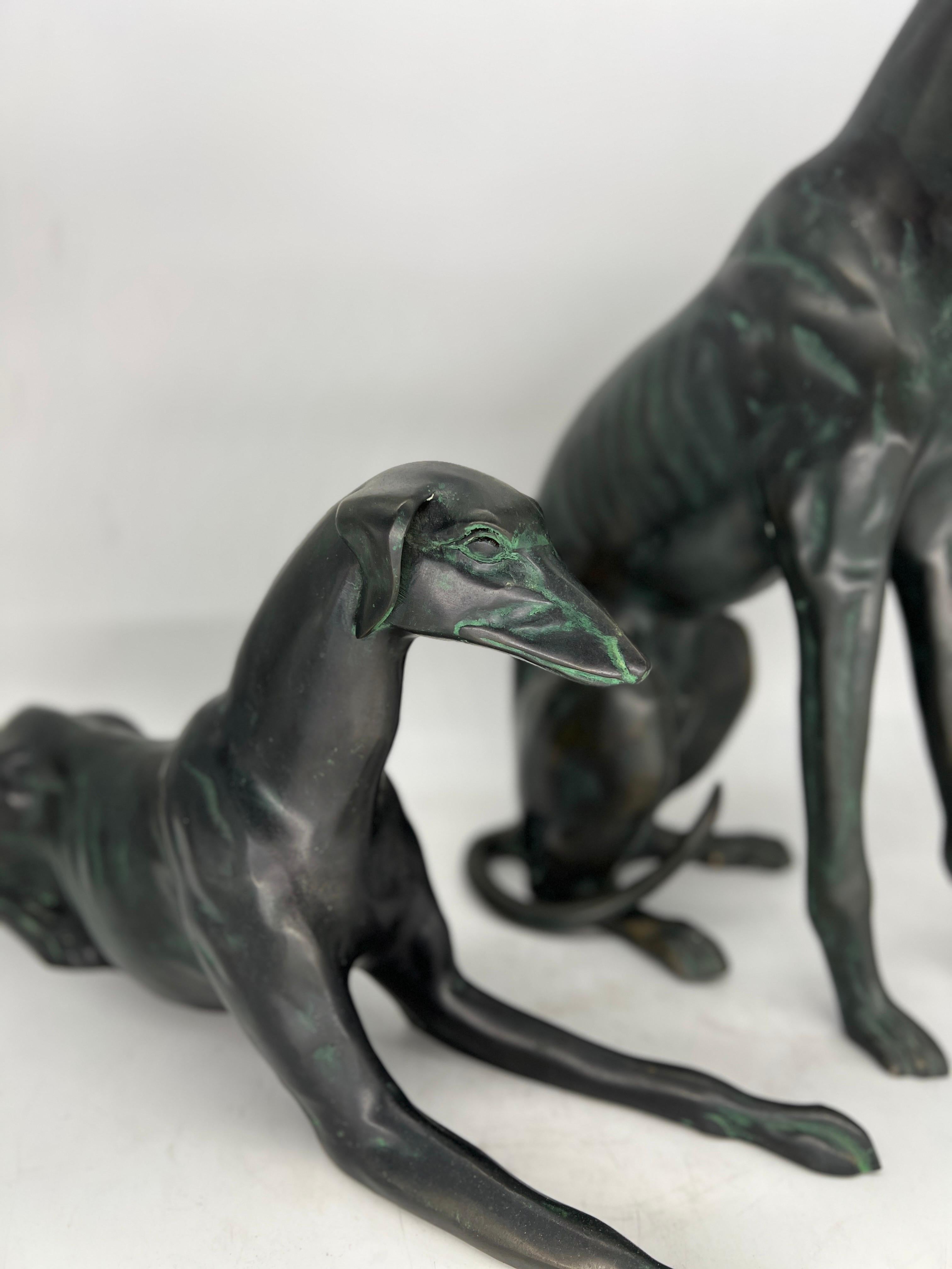 Paar schwere patinierte Whippet-Hundestatuen aus Bronze (Italienisch) im Angebot