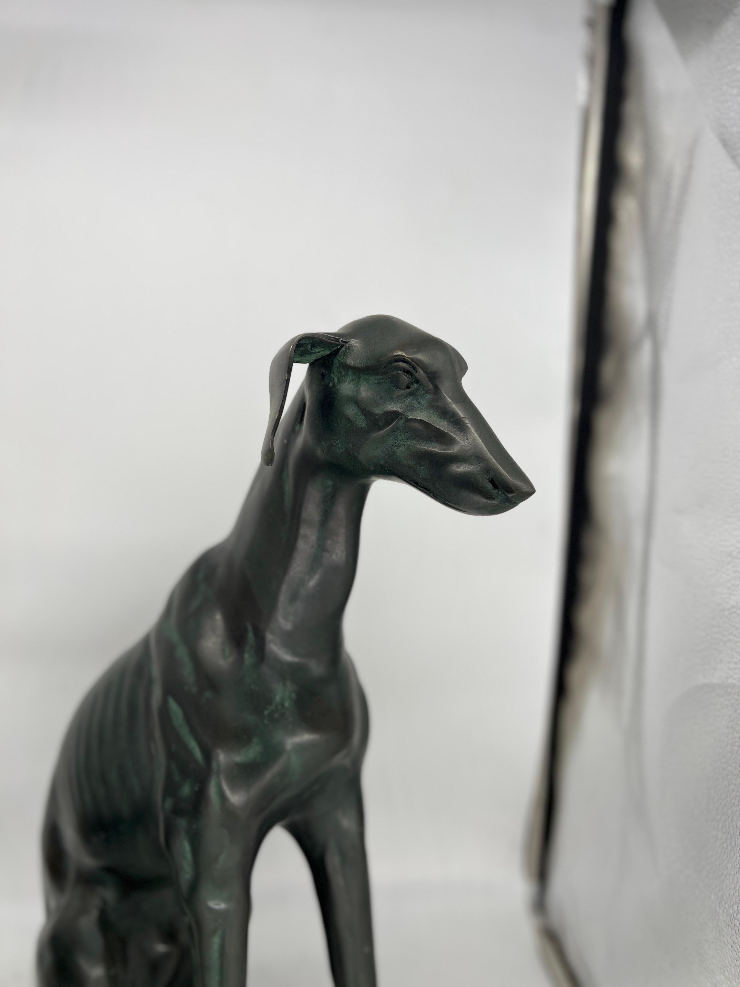 Paire de statues de chiens de marionnettes en bronze patiné épais Bon état - En vente à Atlanta, GA