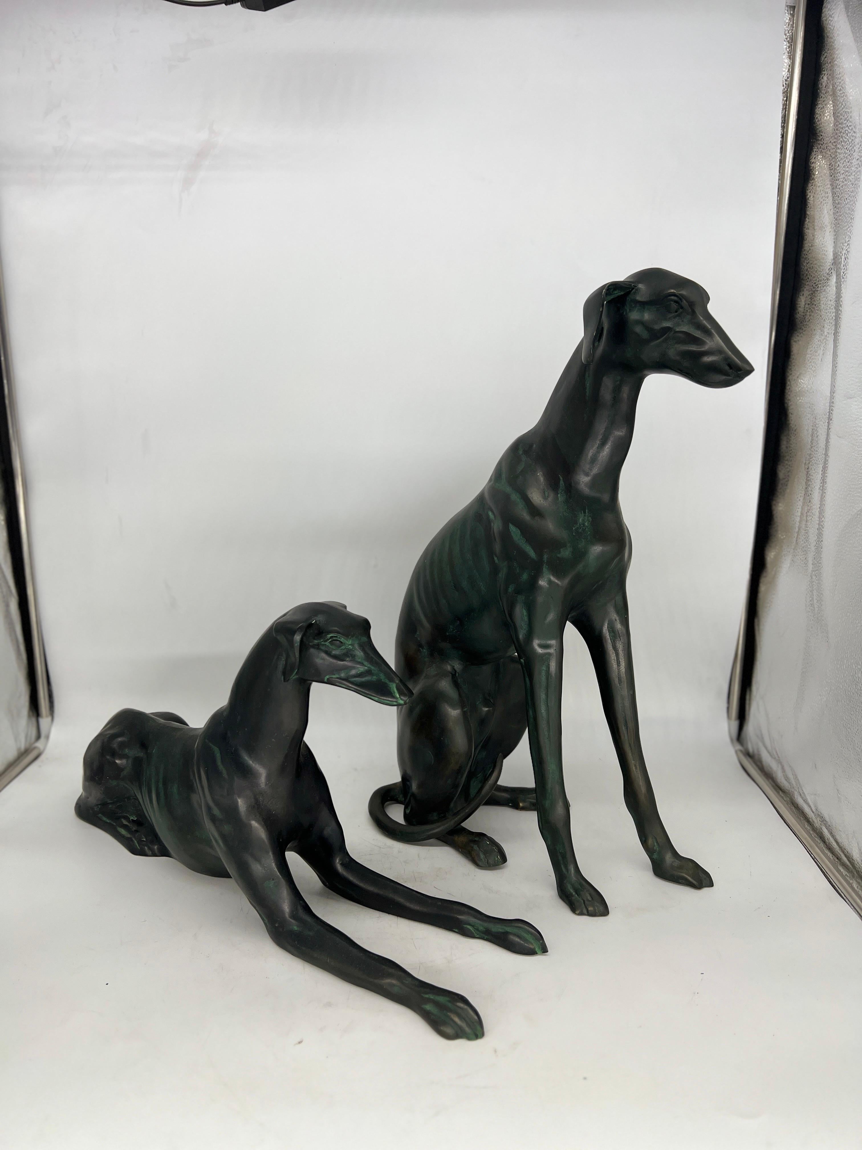 20ième siècle Paire de statues de chiens de marionnettes en bronze patiné épais en vente