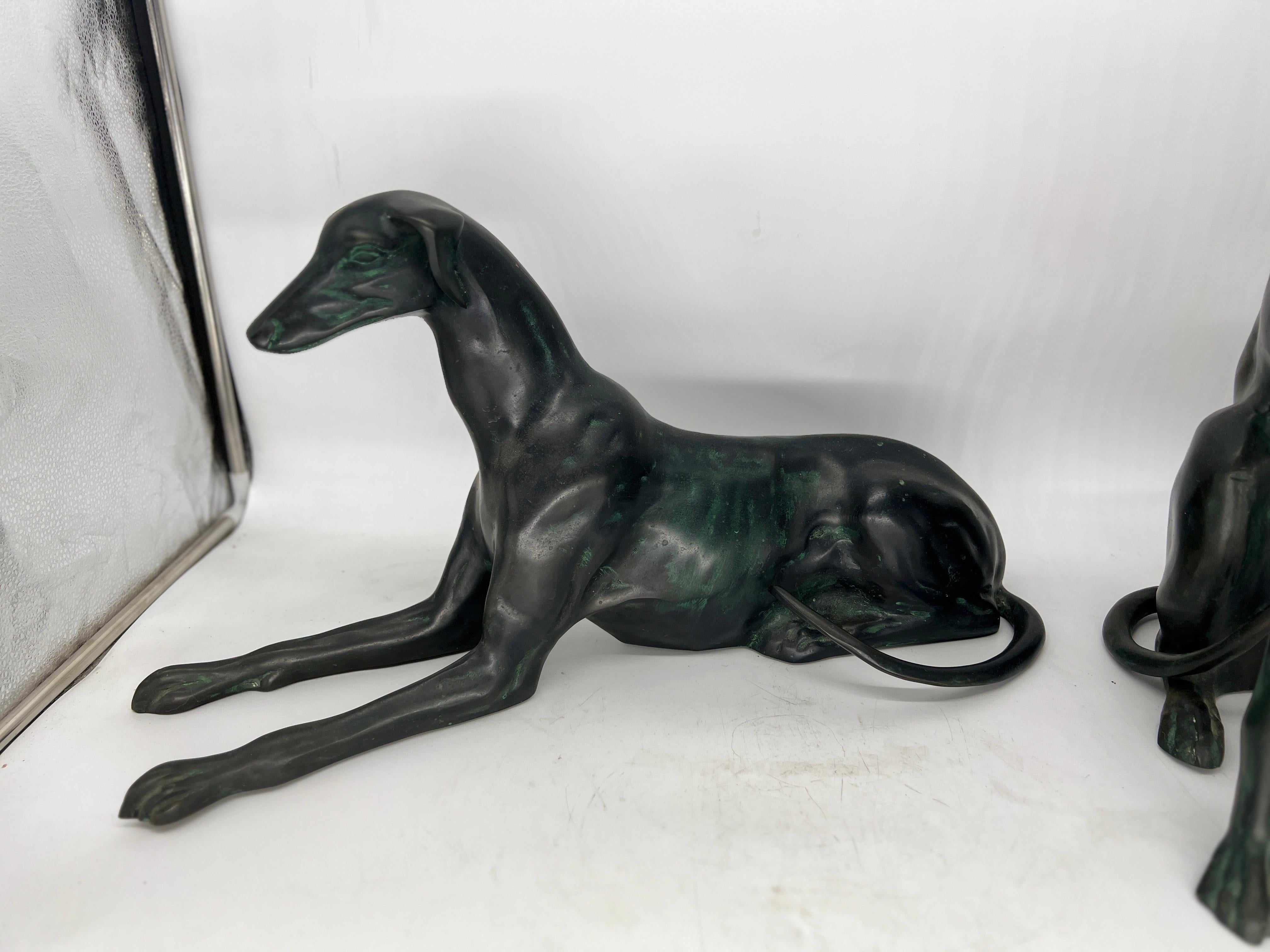Paar schwere patinierte Whippet-Hundestatuen aus Bronze im Angebot 1