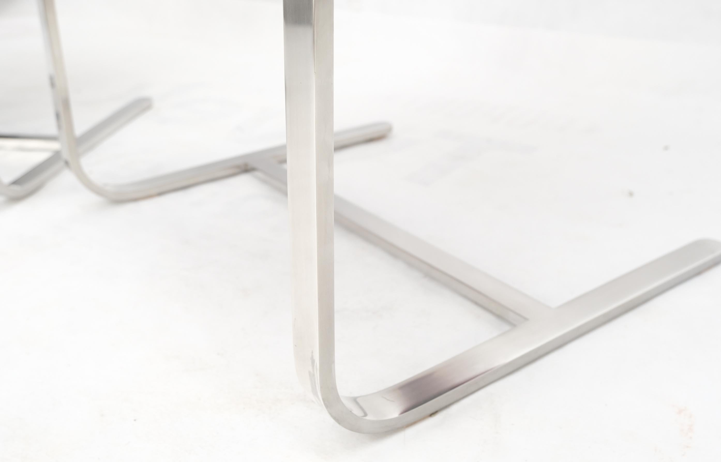 Paire de lourdes chaises longues d'appoint à cadre en acier inoxydable massif et à armature en forme de banc, tapissées de rouge en vente 1