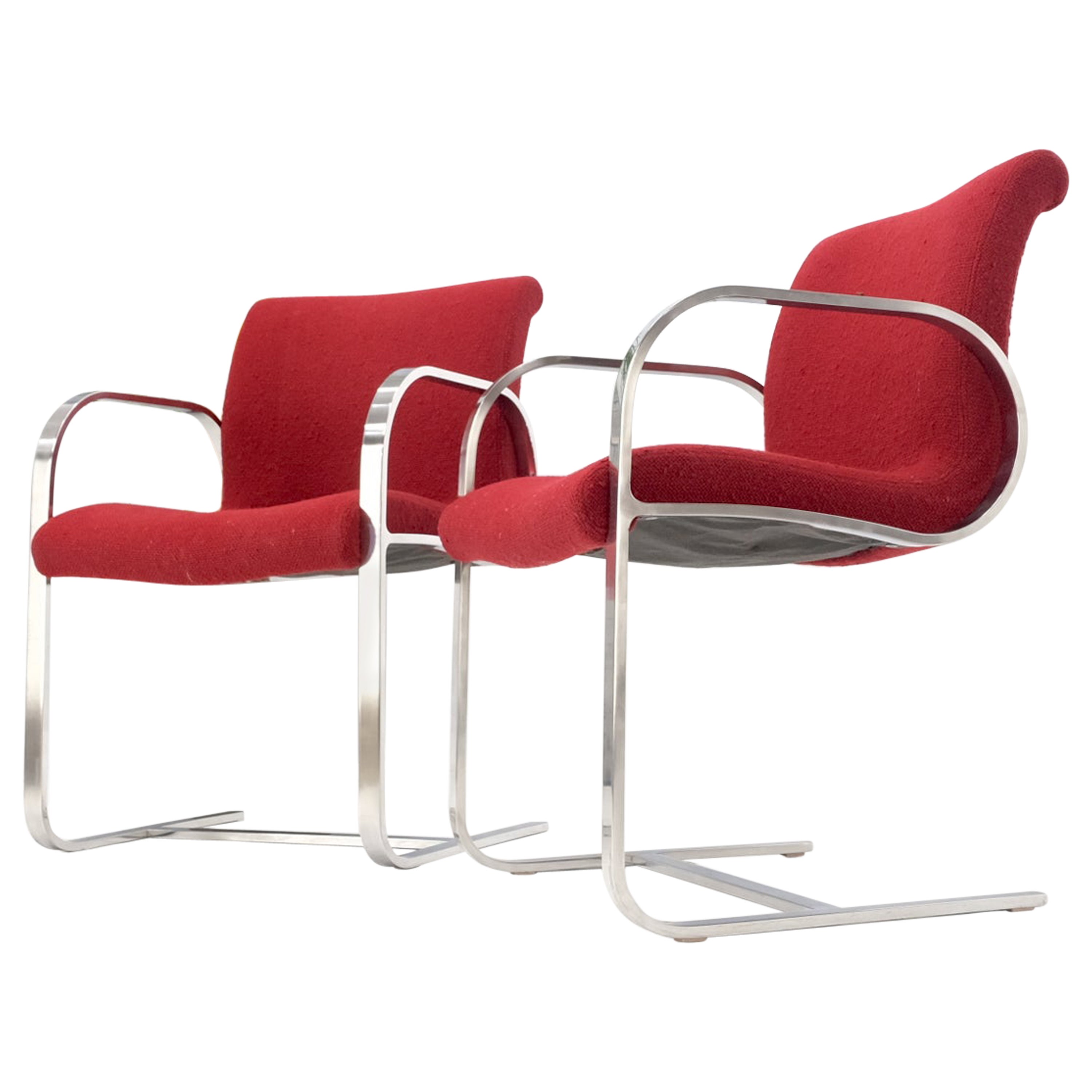 Paire de lourdes chaises longues d'appoint à cadre en acier inoxydable massif et à armature en forme de banc, tapissées de rouge