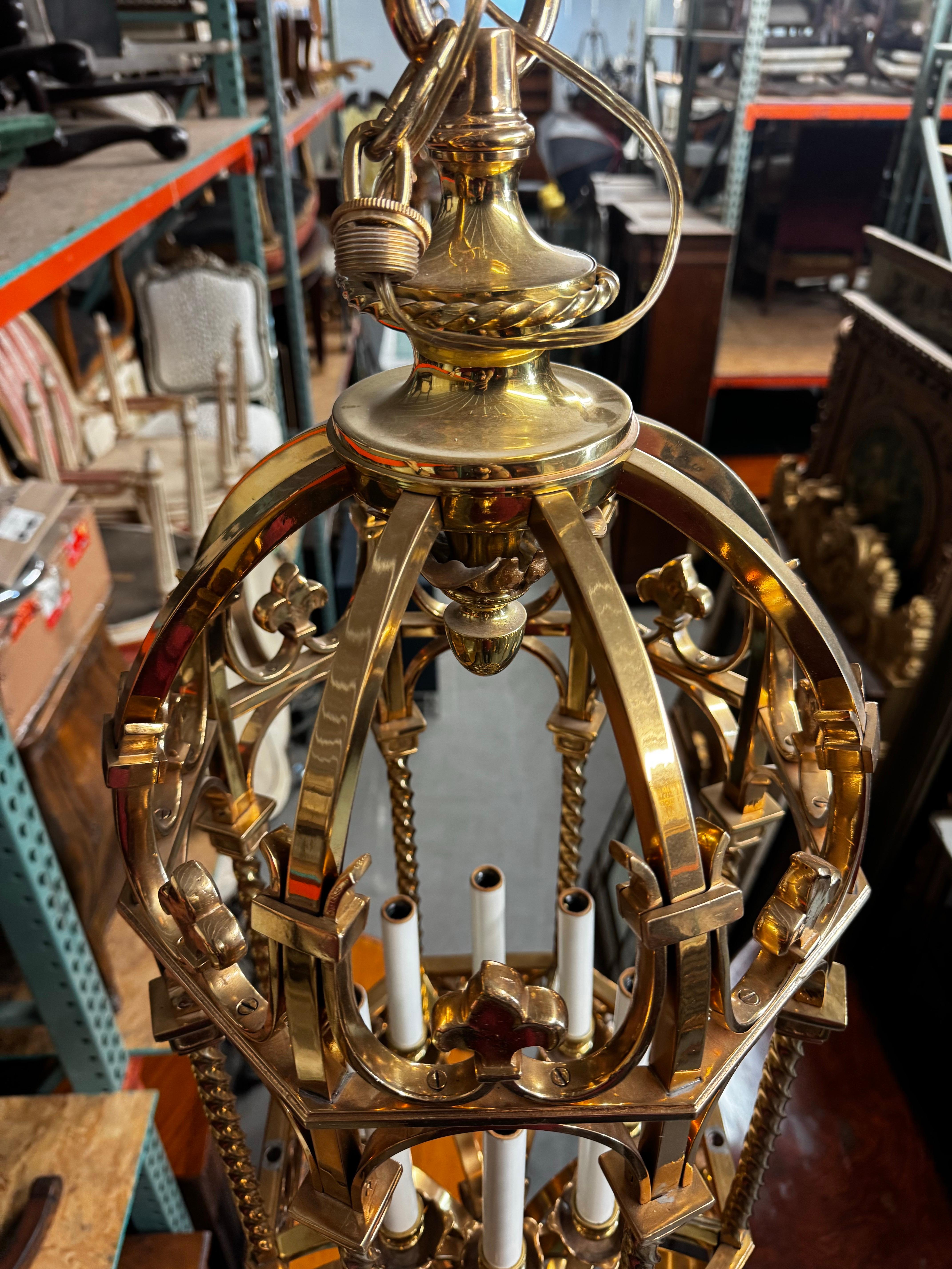 Il s'agit d'une paire de lanternes incroyablement lourdes, solides et robustes en bronze poli ou peut-être en laiton. Ils sont de style européen et présentent des détails ornementaux torsadés d'une incroyable beauté, et chacun d'entre eux pèse