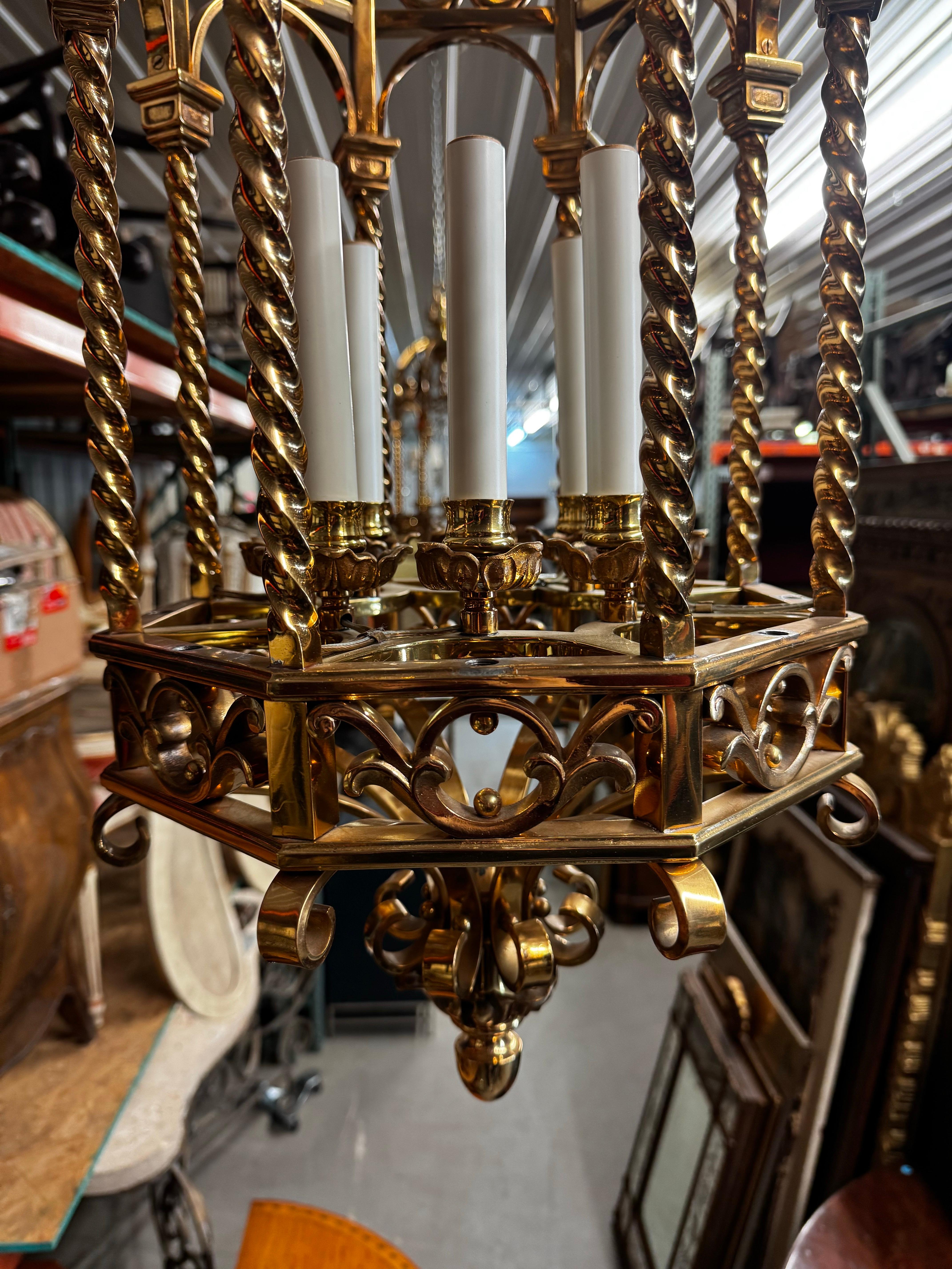 XXIe siècle et contemporain Paire de lanternes gothiques torsadées à 8 lumières en laiton massif poli en vente
