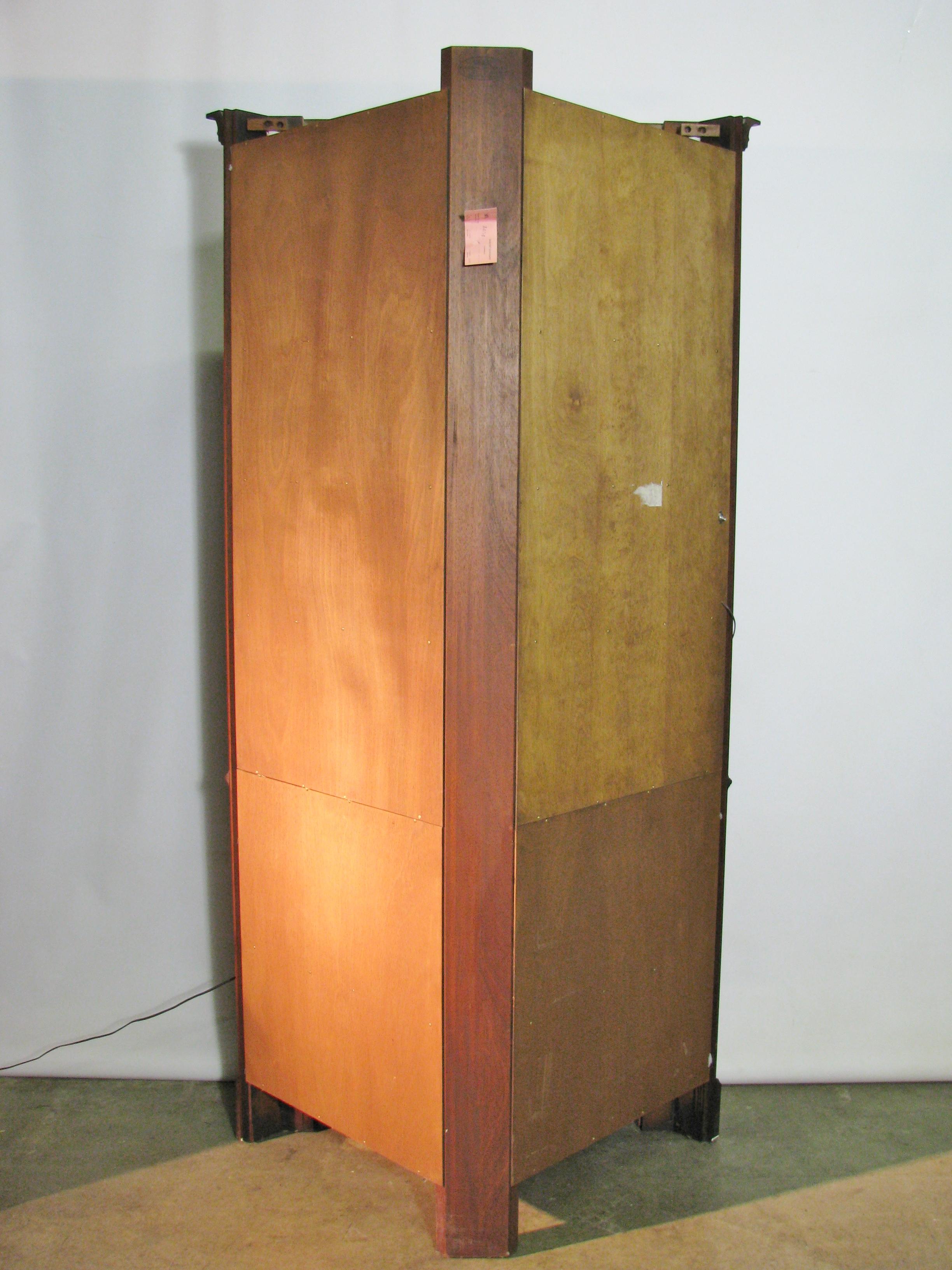 Pair Henkel Harris / Virginia Galleries Mahogany Federal Style Corner Cabinets 1