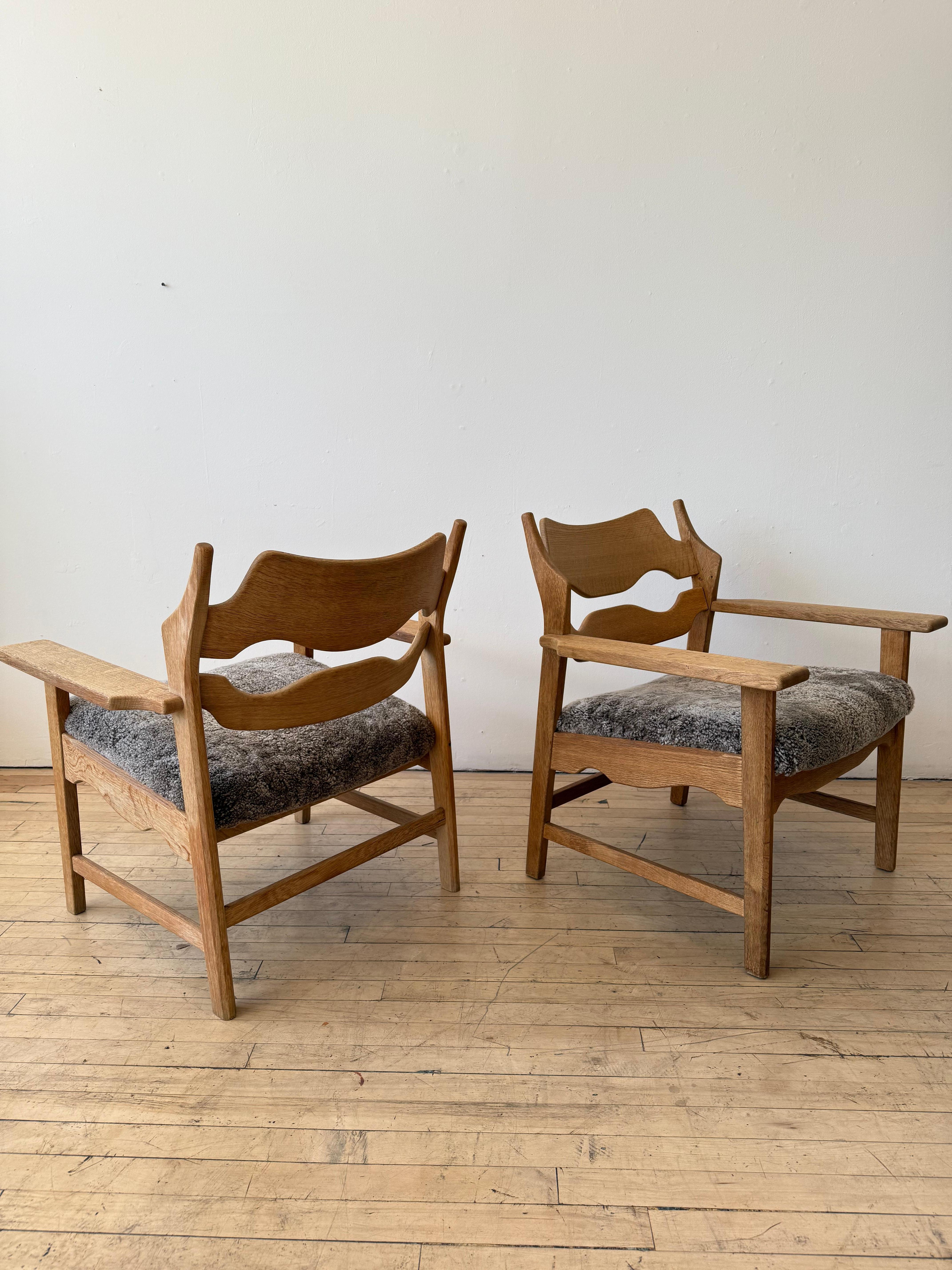 Stunning pair of Henning Kjaernulf lounge chairs, Model Razor Blade, in oak and shearling.
Supremely comfortable, and beautiful from any angle of the room.