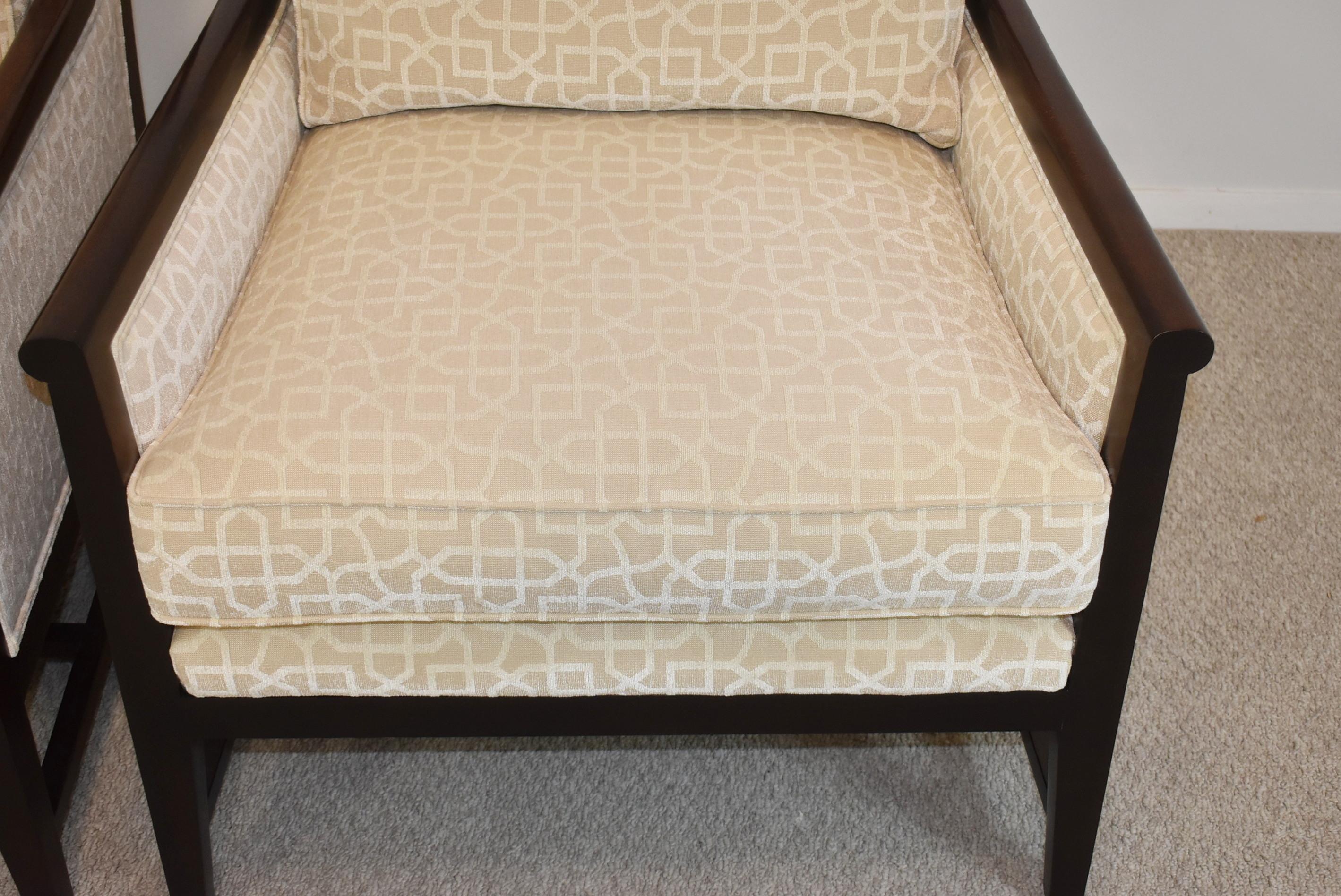 Pair cream tone on tone pattern upholstered lounge chairs by Henredon Acquisitions. Expresso finish frame having a solid cross stretcher base. Very comfortable. Excellent condition.