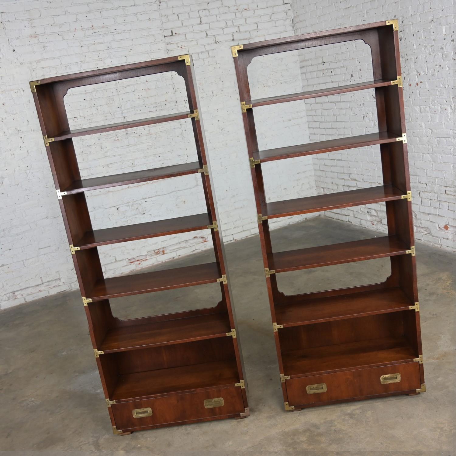 Pair Henredon Campaign Style Walnut Bookcases Display Cases or Shelves Brass Det In Good Condition For Sale In Topeka, KS