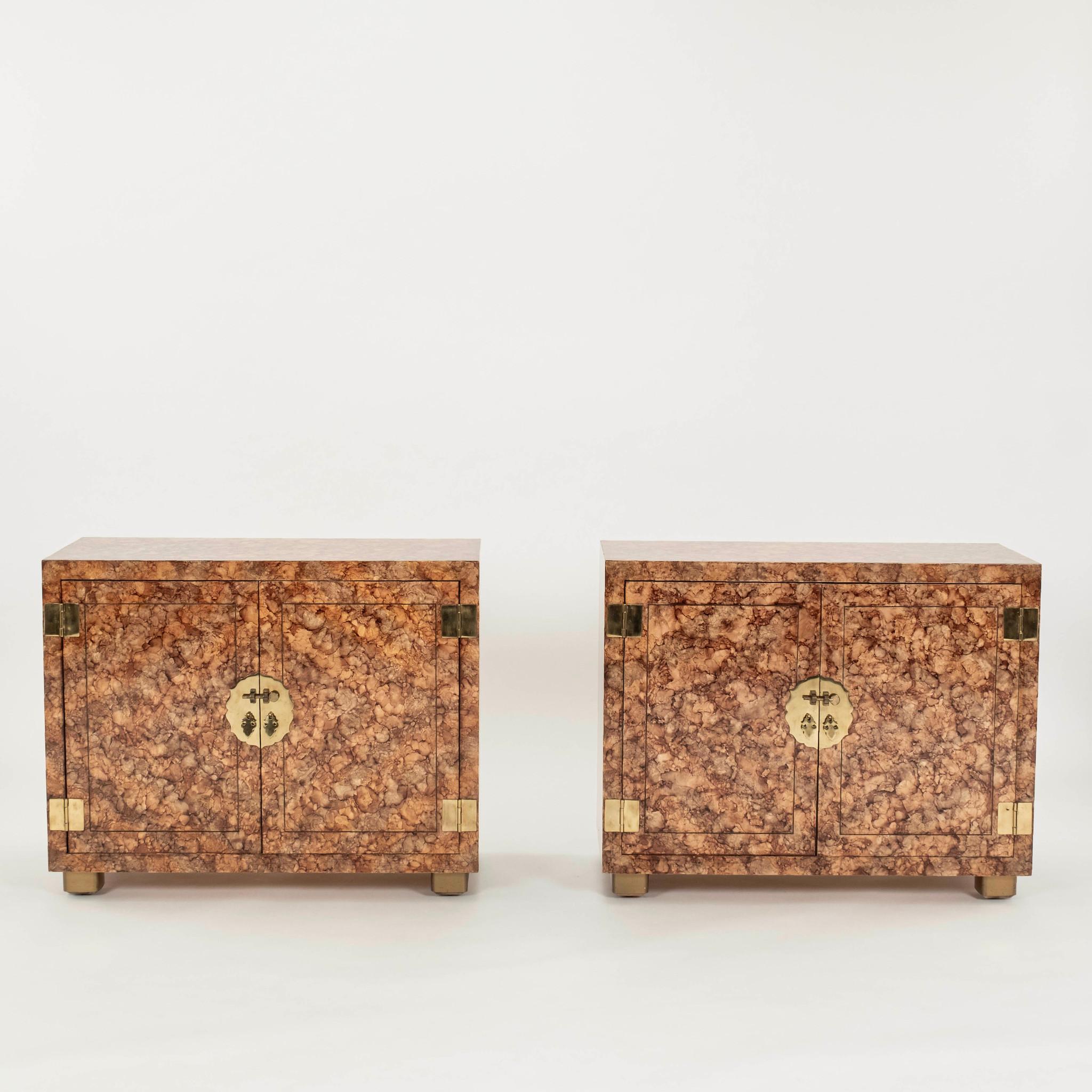 Ein stilvolles Paar zweitüriger Schränke im Hollywood-Regency-Stil mit einer ausziehbaren Schublade und einem Regal mit Messingbeschlägen.