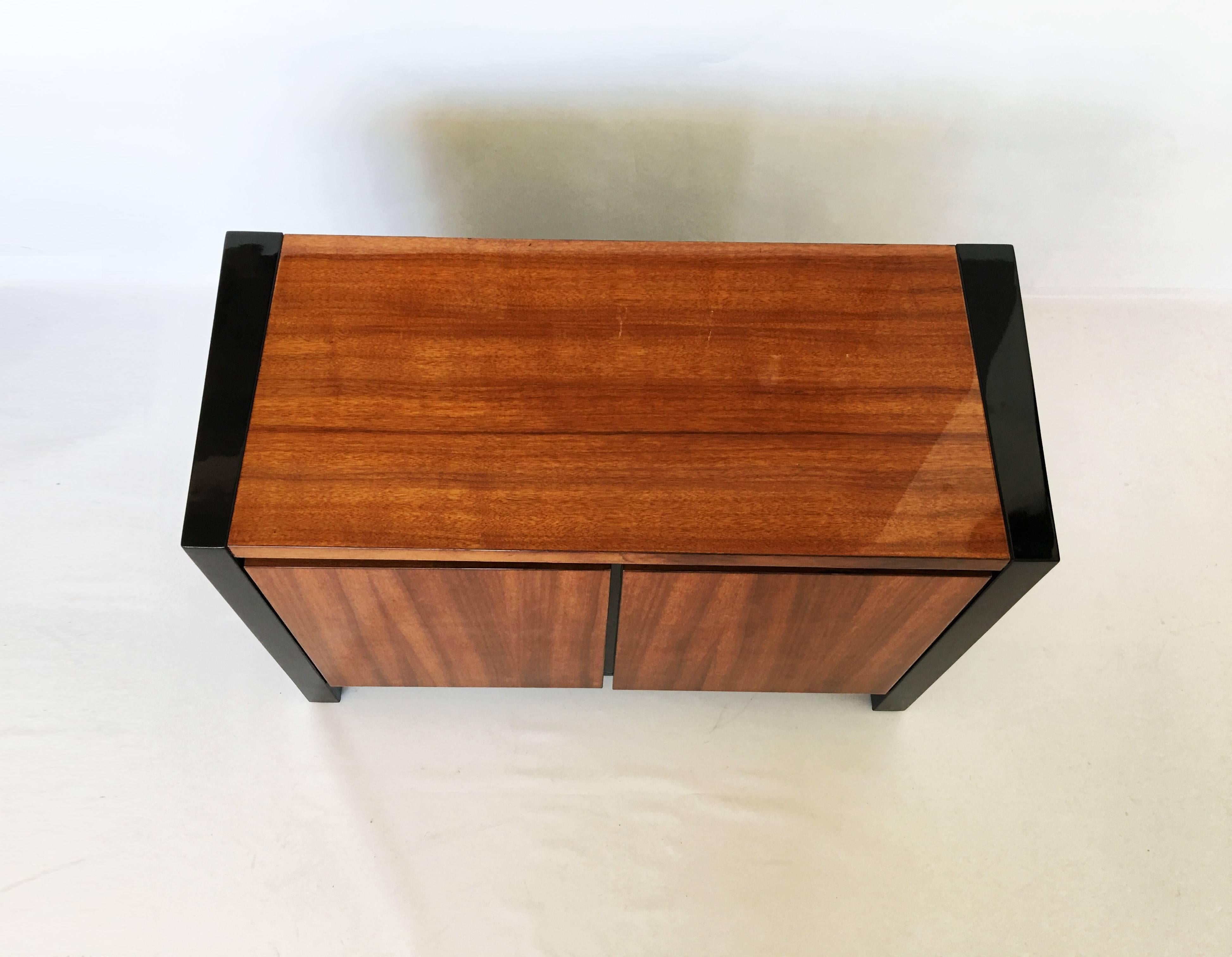 Mid-Century Modern Pair of Henredon Koa Wood and Black Lacquer Nightstands or Side Tables