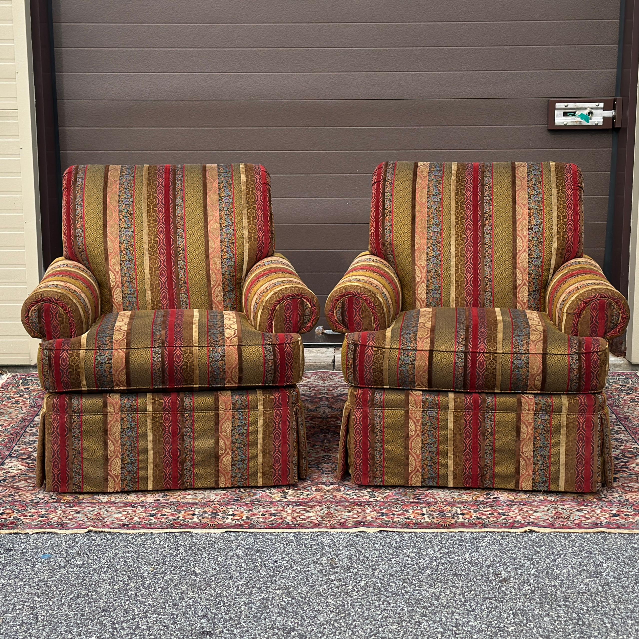Paire de fauteuils de salon haut de gamme en tapisserie patchwork rayée d'origine, avec coussins à ressorts, dossiers serrés et coussins d'assise relevables. Fabriqué à la main en Caroline du Nord, aux États-Unis, par des artisans de Henredon. Dans