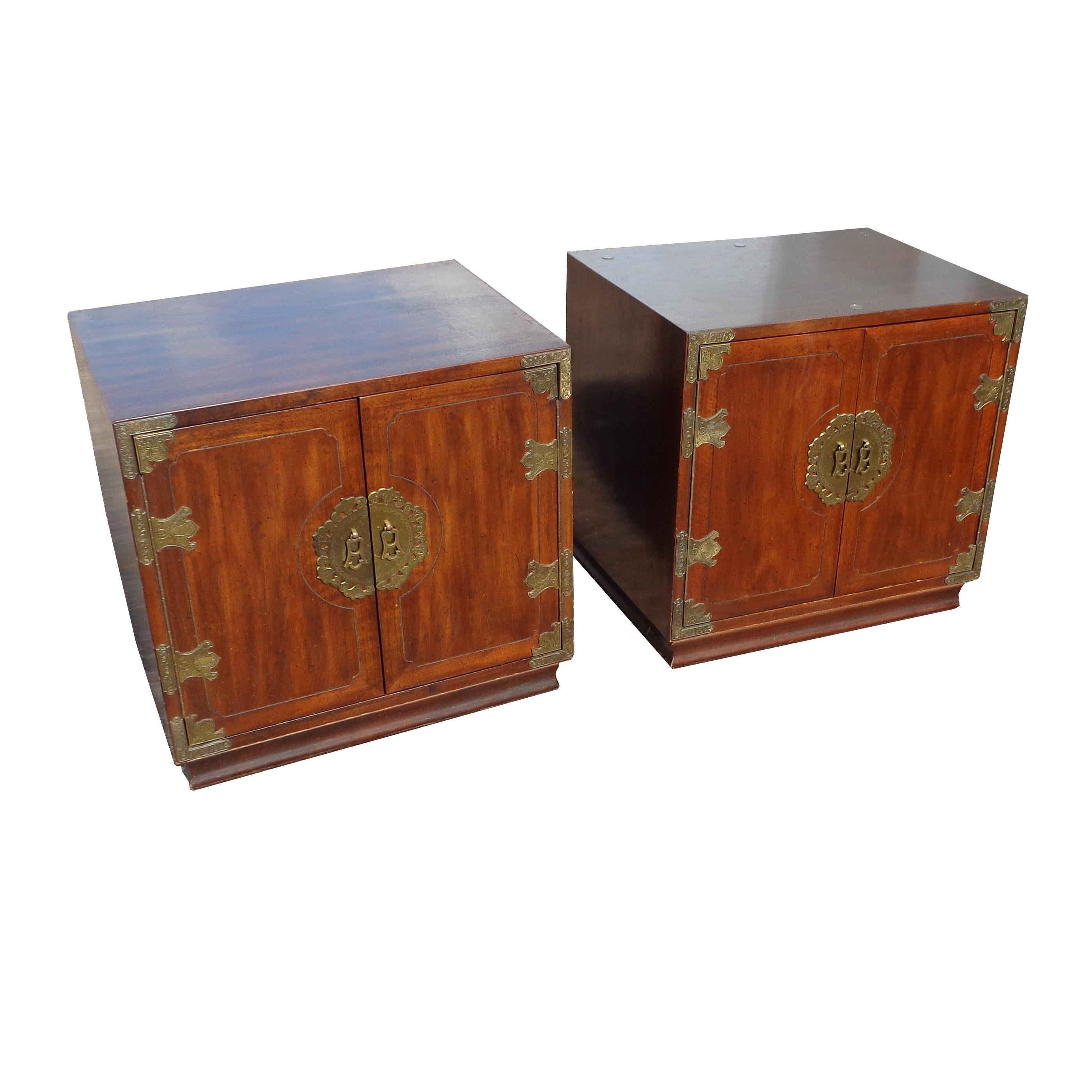 Pair Henredon Tansu campaign nightstands

Pair of nightstands in the Japanese Tansu campaign style. Henredon 1979. Walnut with brass hardware and Ming accents. Featuring double doors with one adjustable wooden shelf.

 