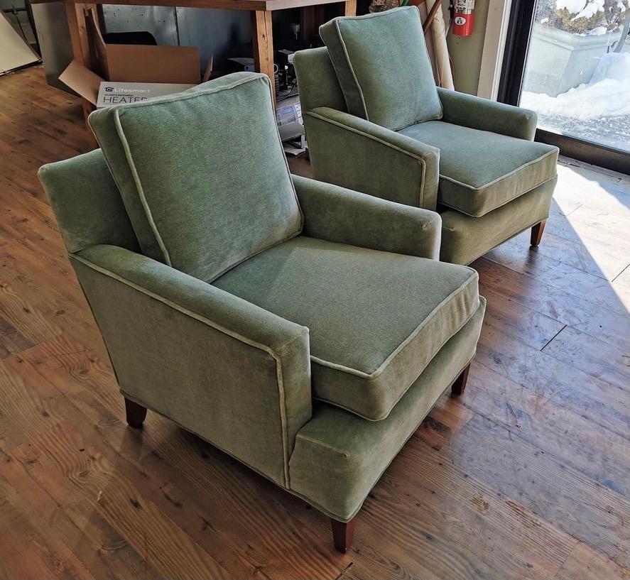 Henredon Tuxedo Club Chairs Newly Upholstered in Pale Green Mohair Fabric, Pair In Good Condition In West Hartford, CT