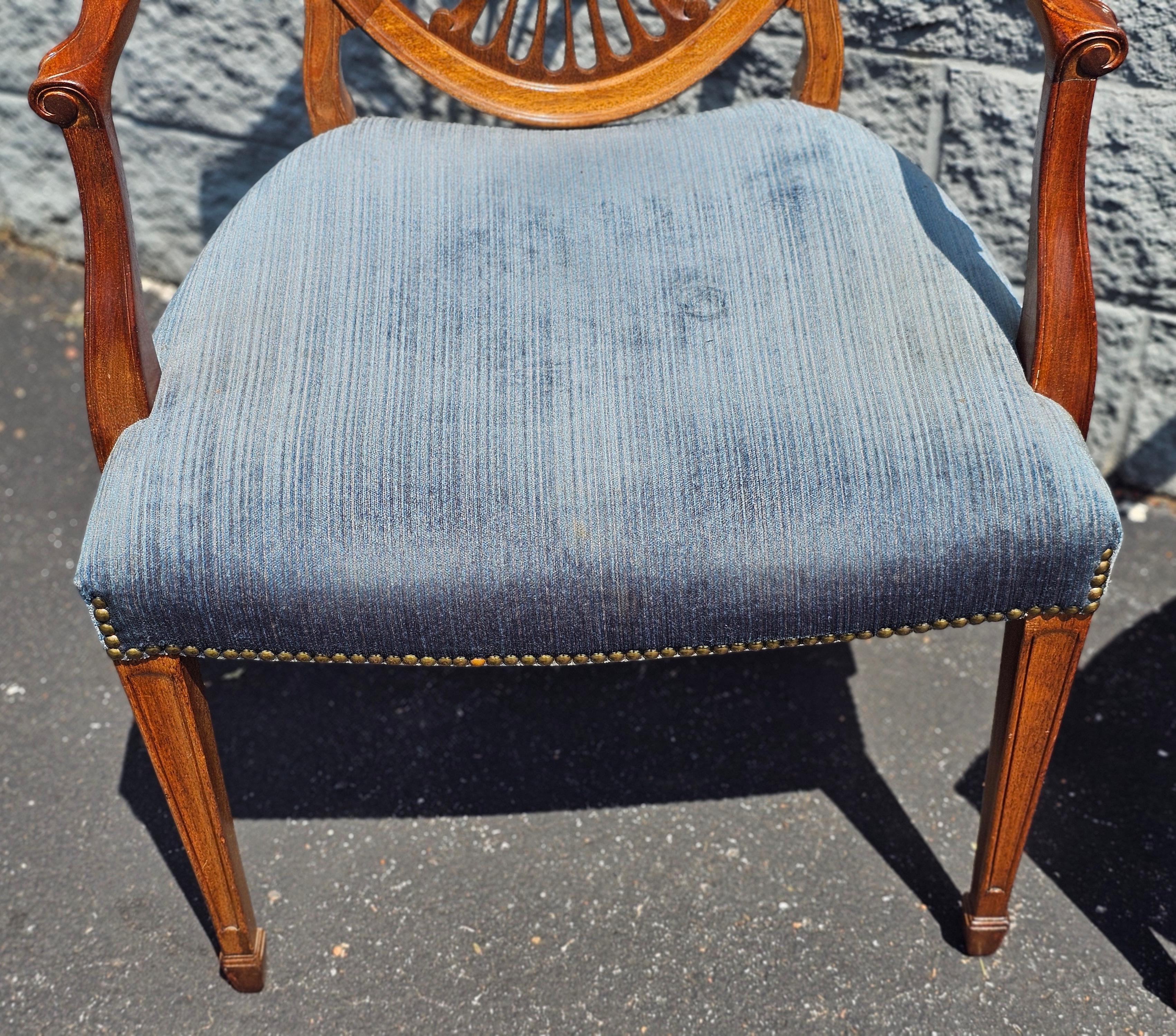Paar Hepplewhite Style Mahagoni und gepolsterte Shield Back Sessel im Zustand „Gut“ im Angebot in Germantown, MD